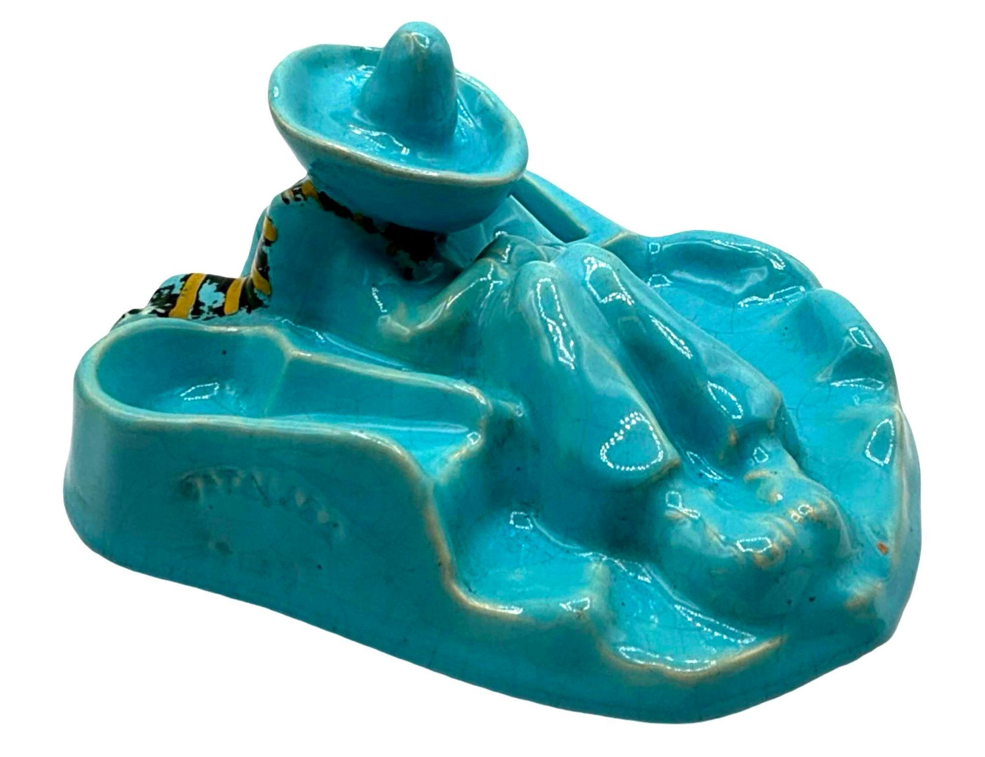 Un original cenicero y portapipas de cerámica de la Isla Catalina de Siesta de 1930 es una deliciosa mezcla de funcionalidad y diseño Art Decó infualnced. Su vibrante esmalte azul mate y sus detalles acabados a mano transmiten el espíritu relajado