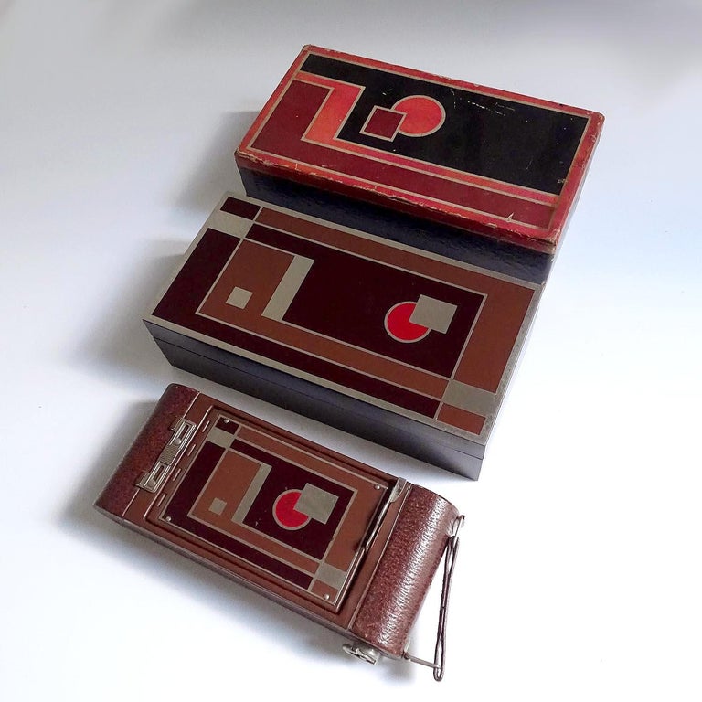 Complete set of the Art Deco Kodak gift camera no. 1A. It was made for only one year from October 1930 to November 1931 with a production run of about 10.000 pieces and was a special rendition of the No.1A Pocket Kodak Junior camera with a single