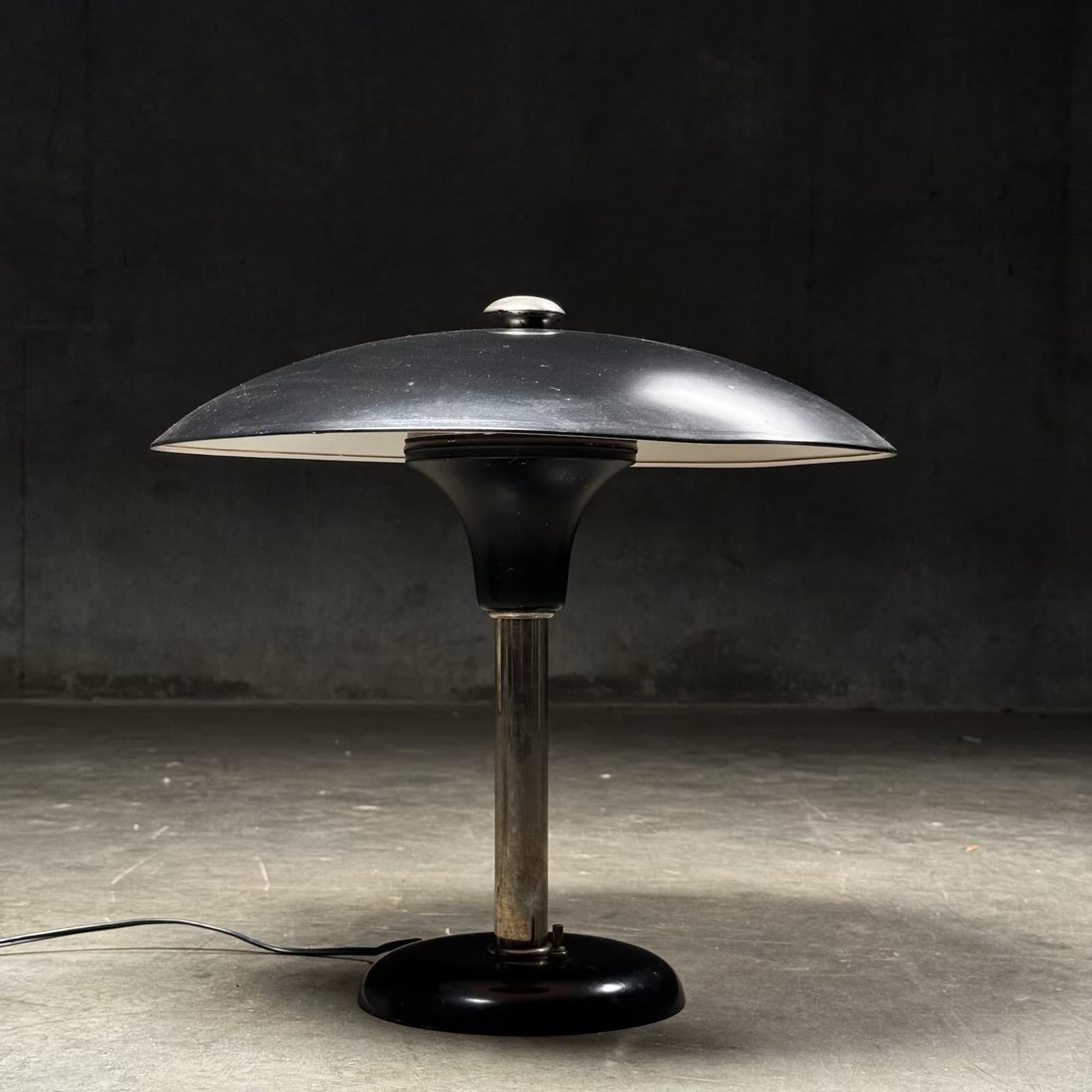 Eine schwarz verchromte Art Deco Tischlampe oder Schreibtischlampe, entworfen von Max Schumacher 1934 Deutschland und ausgeführt von Werner Schröder, Lobenstein, Deutschland. Die schwarz lackierte Metall-Tischleuchte hat einen schönen Schirm in Form
