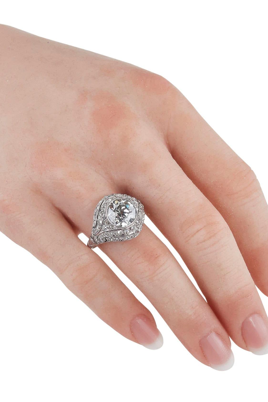 Ca. 1930 – Art déco Diamonds ring 3 ct.
✓ Worldwide insured shipping 
✓ Ready for dispatch: approx. 1 day
Free resizing
However, an exchange is not possible afterwards!

Including a gemological certificate. The gemstones are classified as