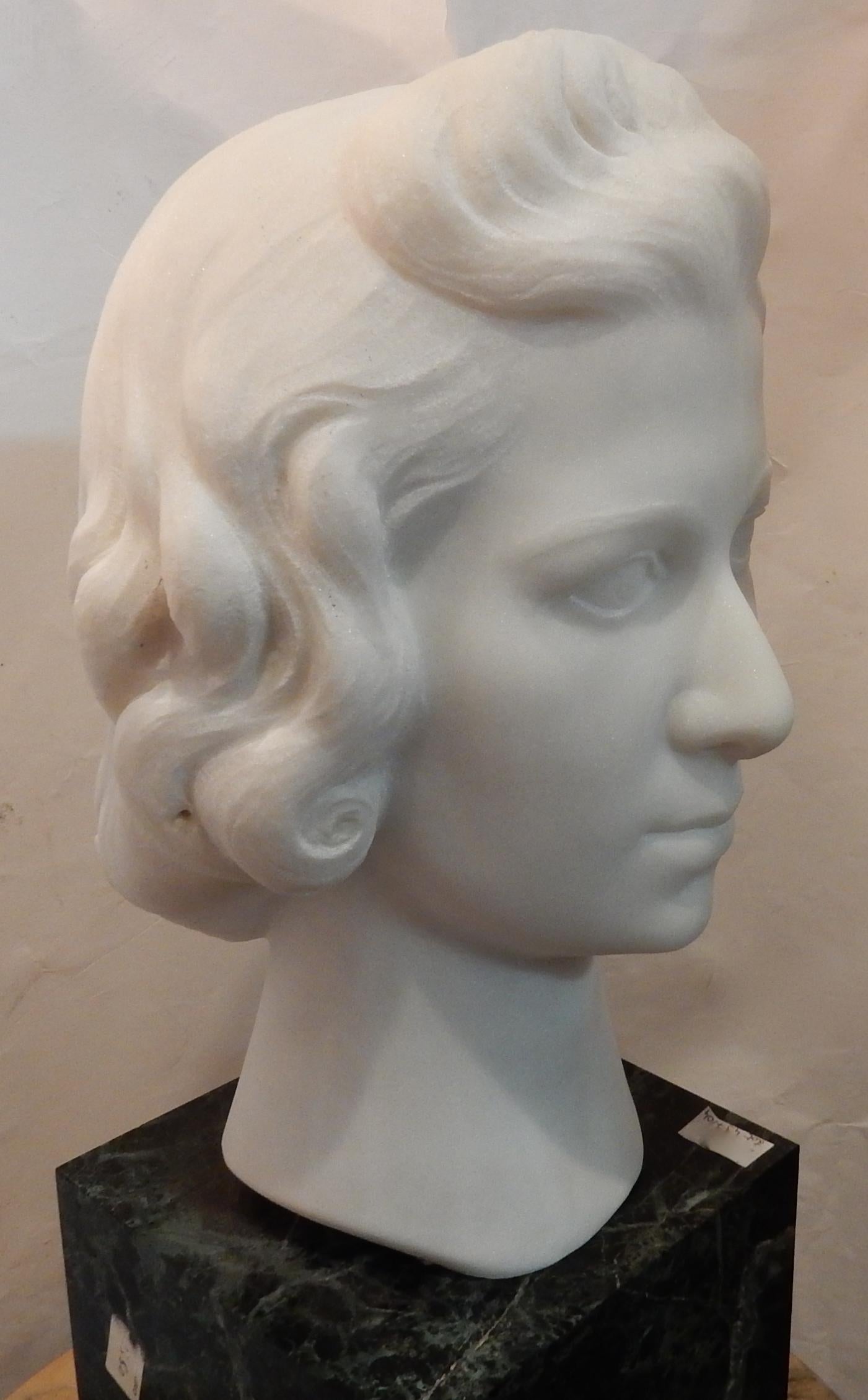 1930 Art Deco Head of Woman in White Marble Carrara Signed by M. Di Domenico In Good Condition For Sale In Paris, FR