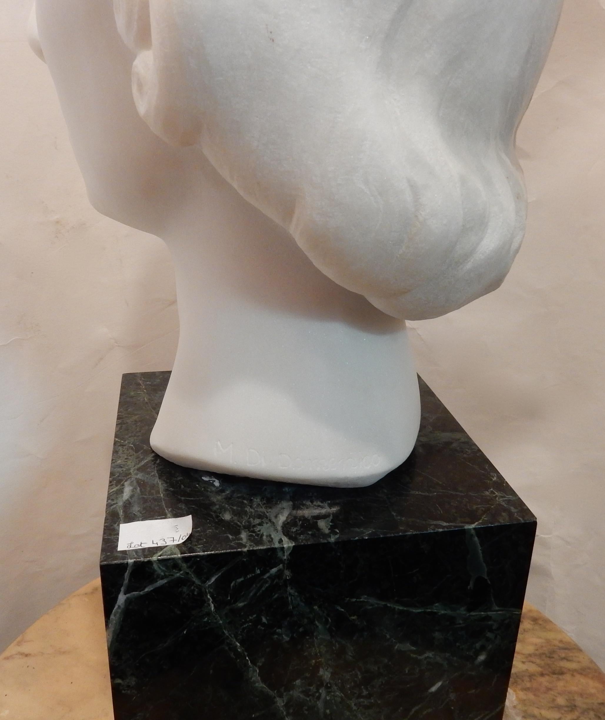 Art déco-Kopf einer Frau aus weißem Marmor Carrara, signiert von M. Di Domenico, 1930 (Mitte des 20. Jahrhunderts) im Angebot