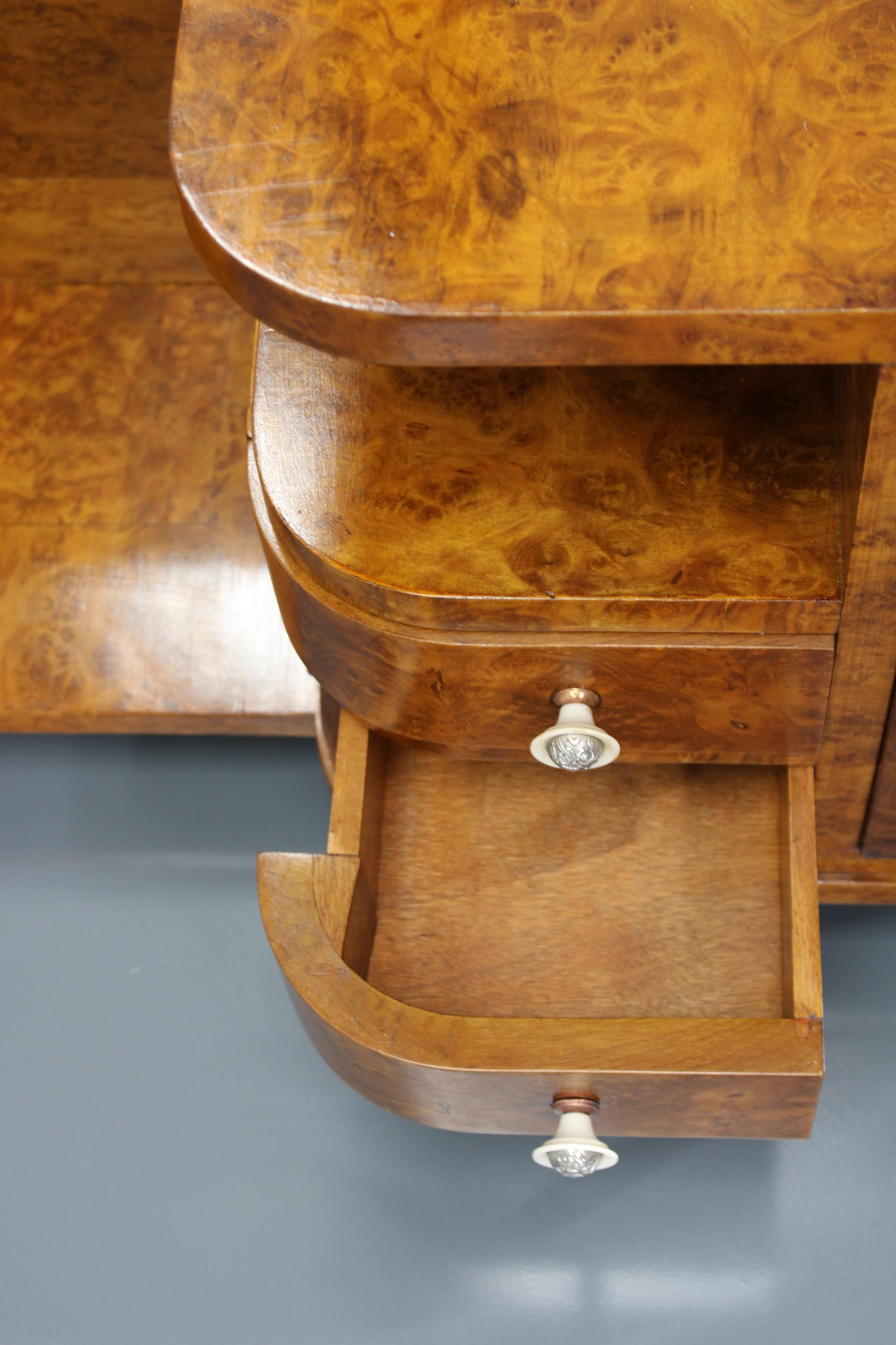 Armario de maquillaje Art Déco de 1930 en acabado nogal, restaurado Espejo