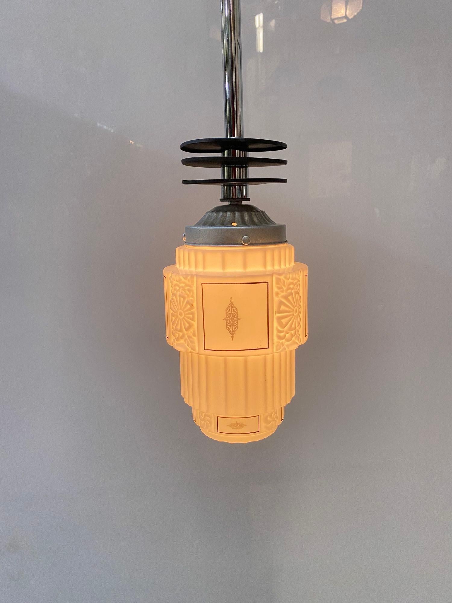 1930 Art Deco Milchglas Wolkenkratzer Art Deco Glasschirm mit Chrom Einbaubeleuchtung - Paar (Mitte des 20. Jahrhunderts) im Angebot