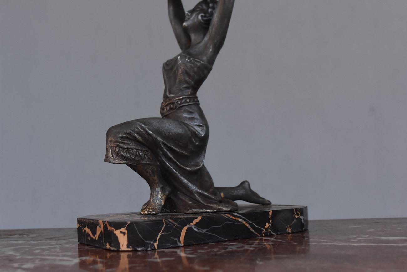 pendule Art Déco 1930 Spelter et marbre Portor en vente 4