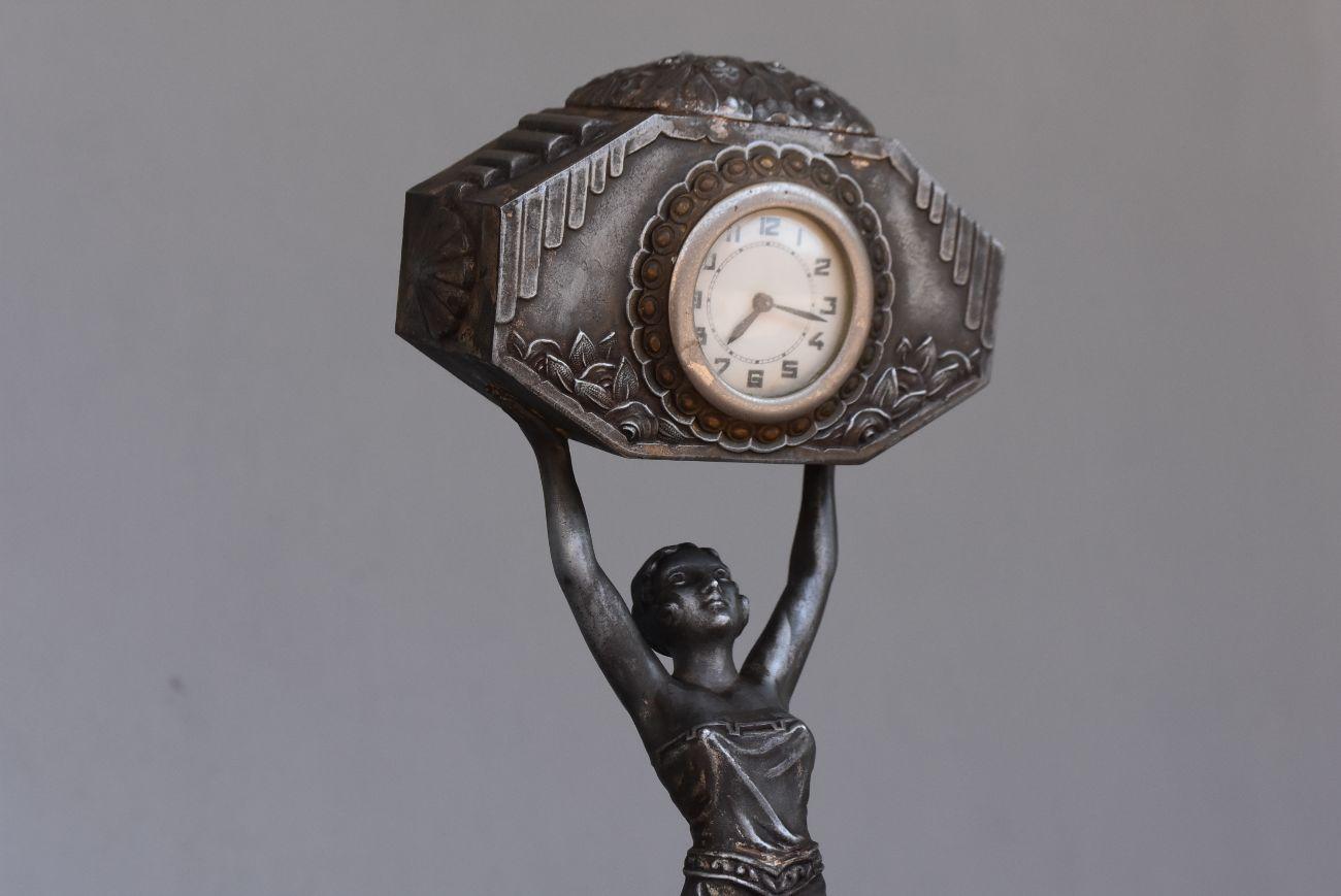 Européen pendule Art Déco 1930 Spelter et marbre Portor en vente