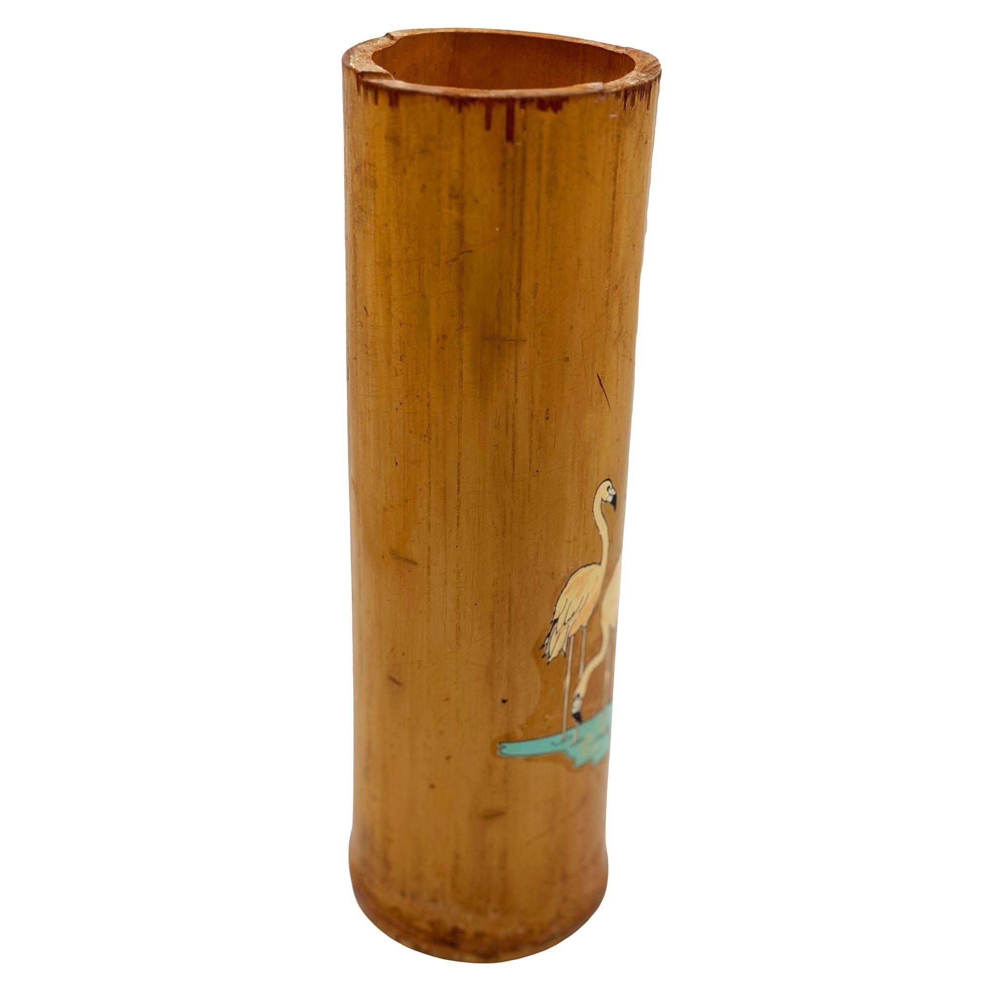 Seltene 1930 Art Deco Rosa Flamingo Bambus Vase von der Delta Chi Leges Bruderschaft. Die handbemalte, asiatisch inspirierte Bambusvase zeigt auf der Vorderseite eine rosafarbene Flamingo-Szene und auf der Rückseite das Wappen der Delta Chi