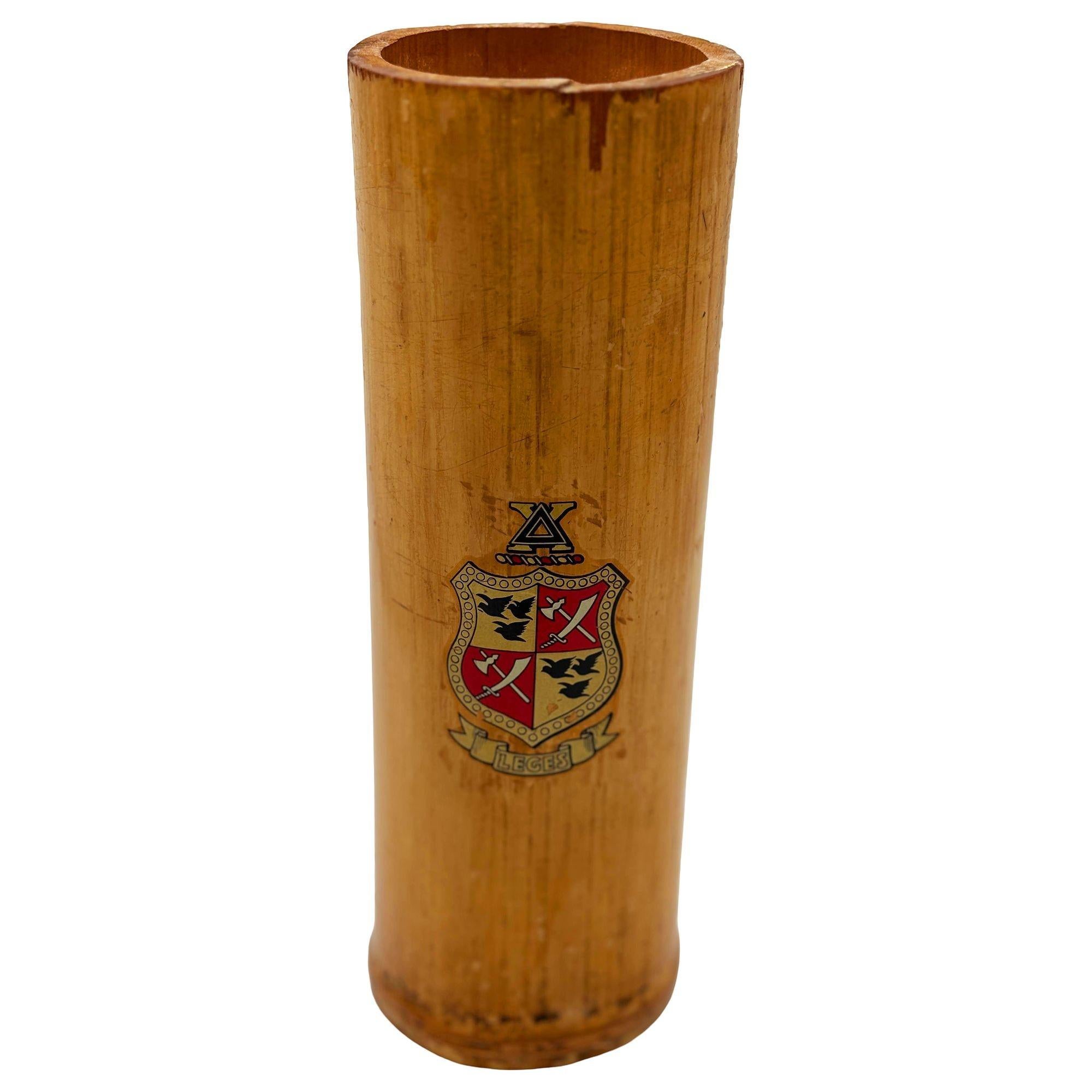 1930 Art Deco Rosa Flamingo Delta Chi Leges Bruderschaft Bambus Vase (Art déco) im Angebot