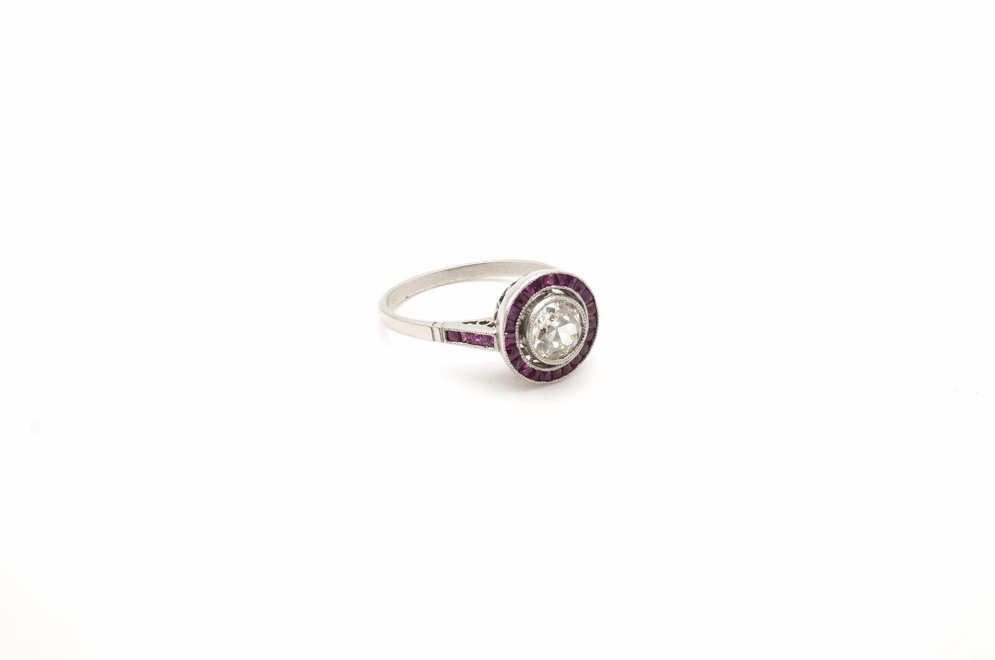 Art Deco 1930 art déco ring with diamond and rubies in platinum For Sale