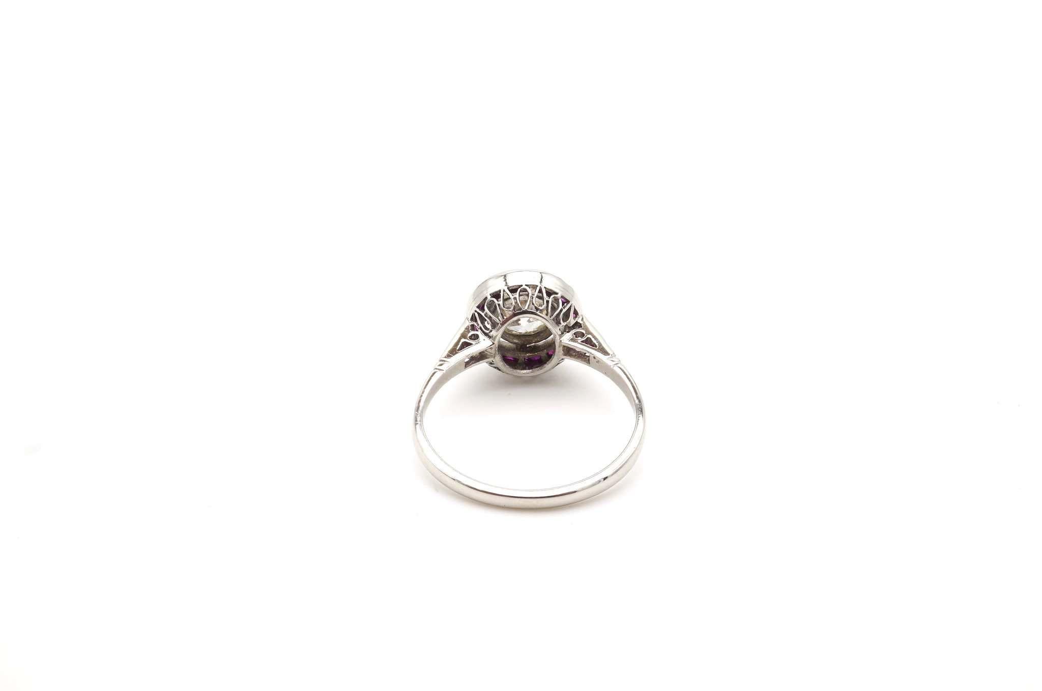 1930 art déco ring with diamond and rubies in platinum In Good Condition For Sale In PARIS, FR