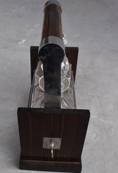 1930 Art Deco Stil Display mit 2 Kristall Whiskey Karaffe