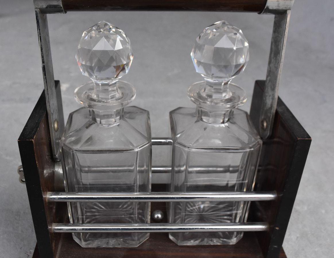 1930 Art Deco Stil Display mit 2 Kristall Whiskey Karaffe (Französisch) im Angebot