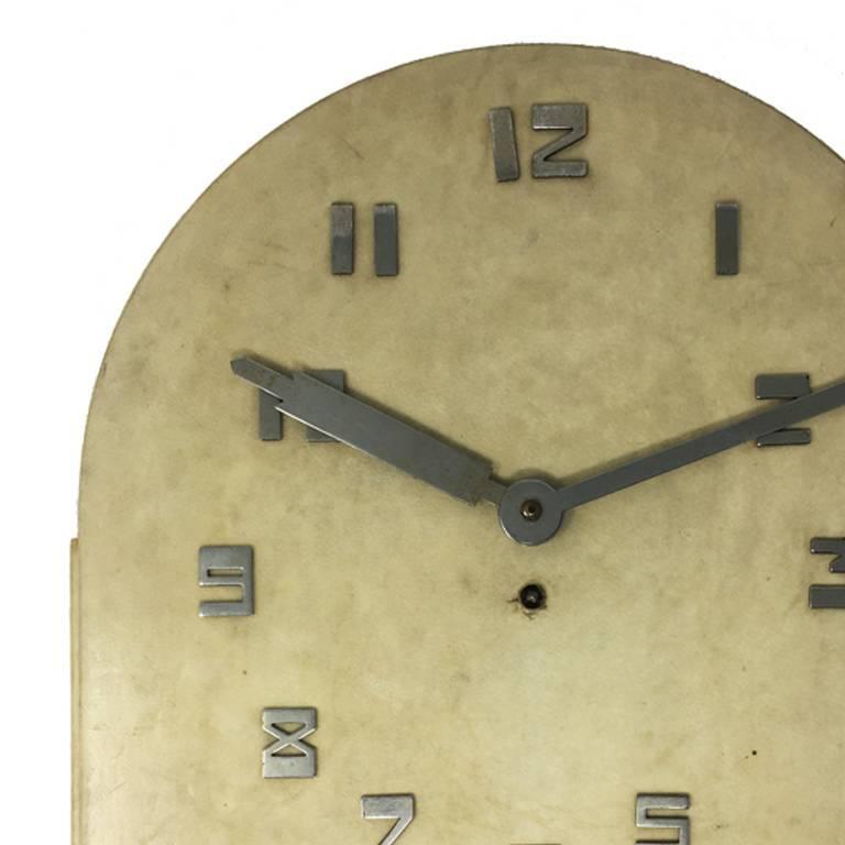 Français Horloge murale Art déco 1930 en parchemin, fabriquée en France en vente