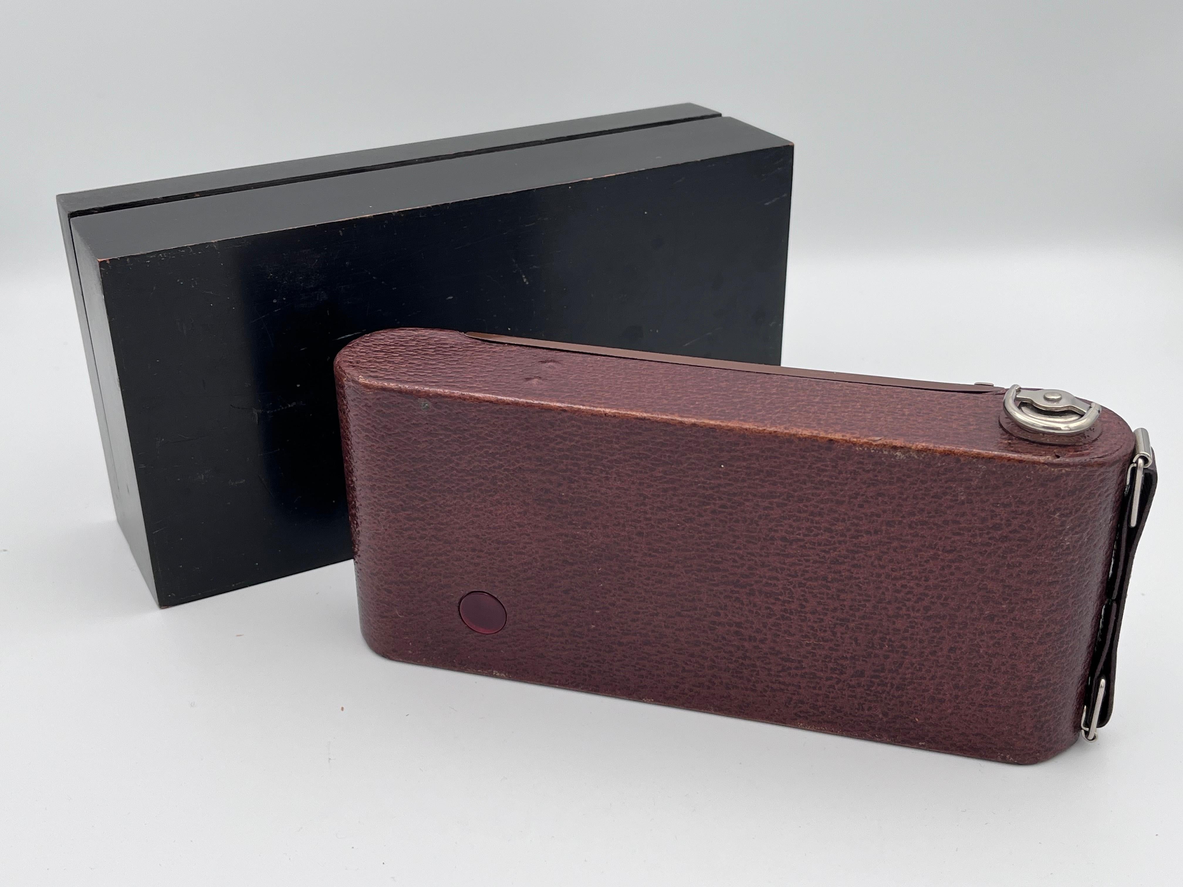 1930 Art Deco Walter Dorwin Teague Kodak 1A Gift Camera in Original Box and Case For Sale 4