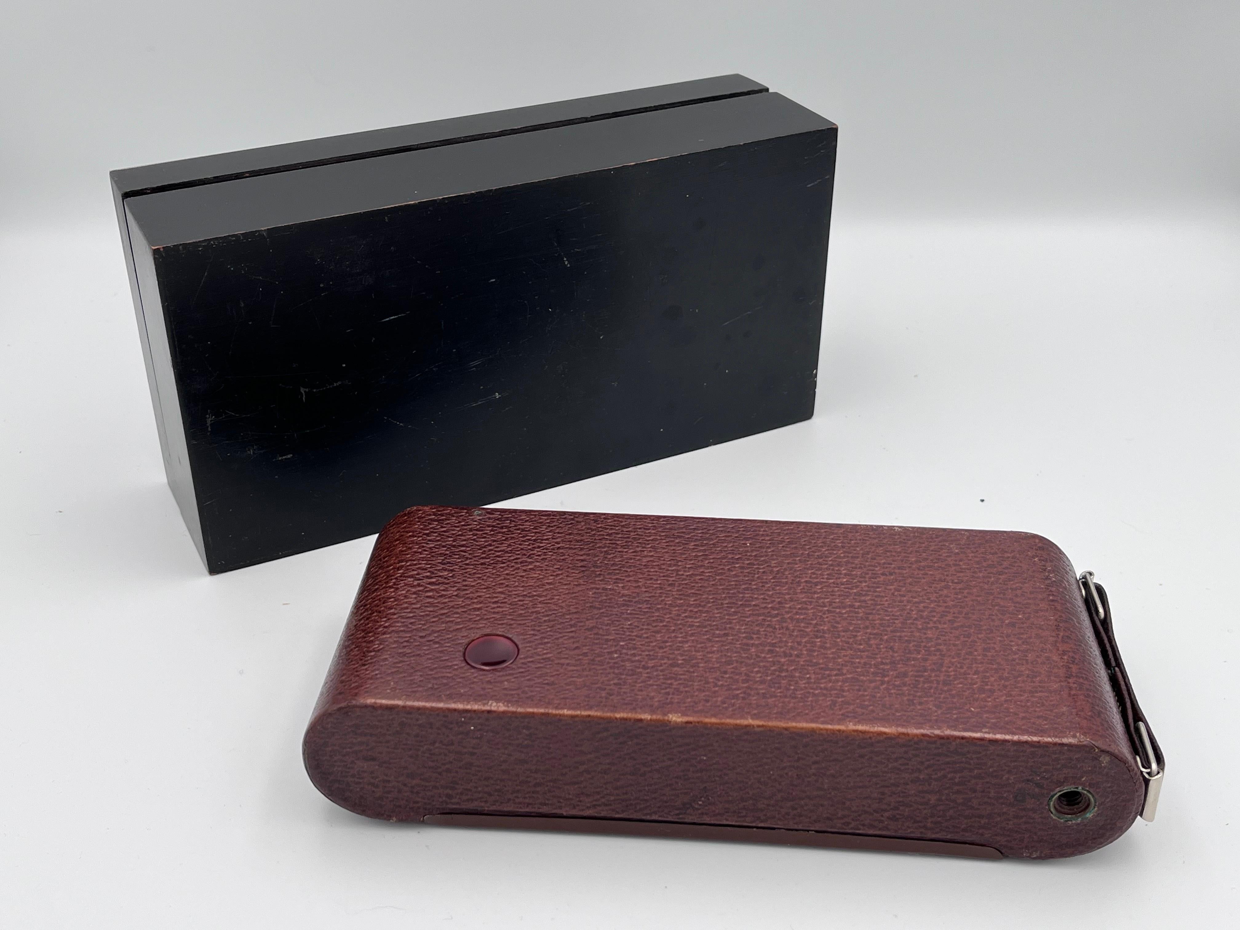 1930 Art Deco Walter Dorwin Teague Kodak 1A Gift Camera in Original Box and Case For Sale 5