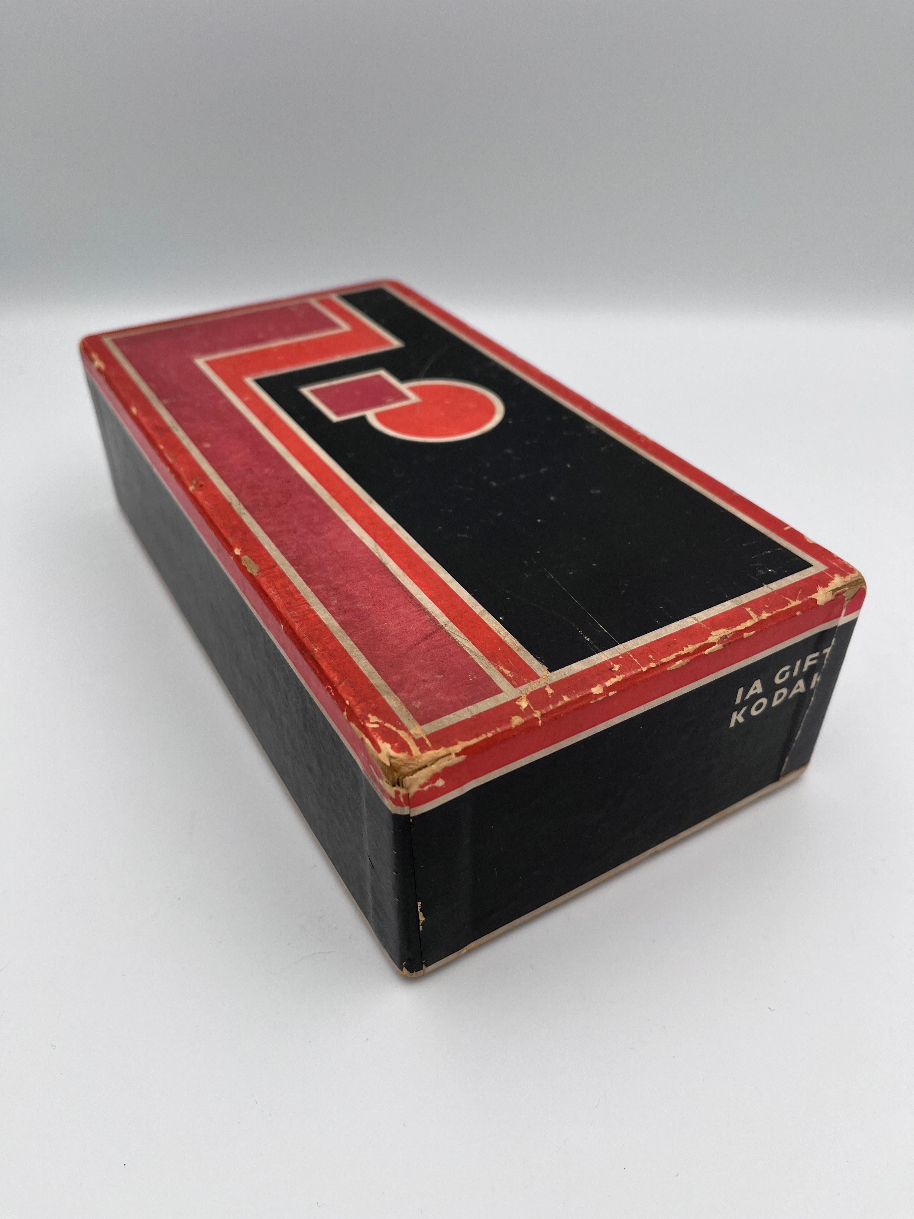 1930 Art Deco Walter Dorwin Teague Kodak 1A Gift Camera in Original Box and Case In Good Condition For Sale In Red Lion, PA