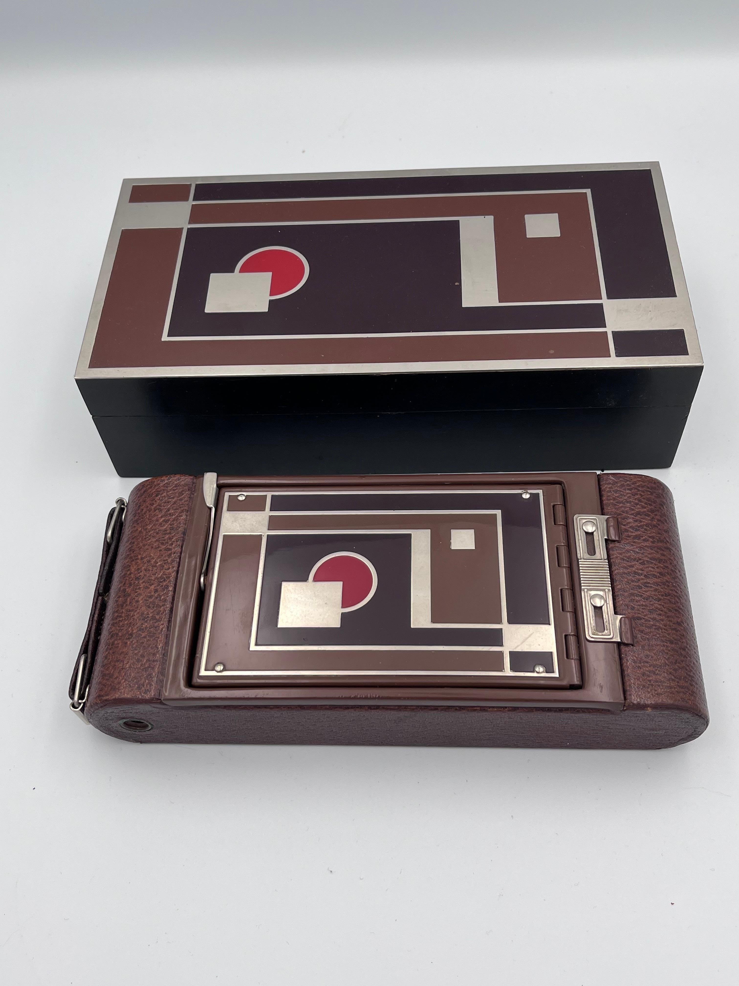 1930 Art Deco Walter Dorwin Teague Kodak 1A Gift Camera in Original Box and Case For Sale 2