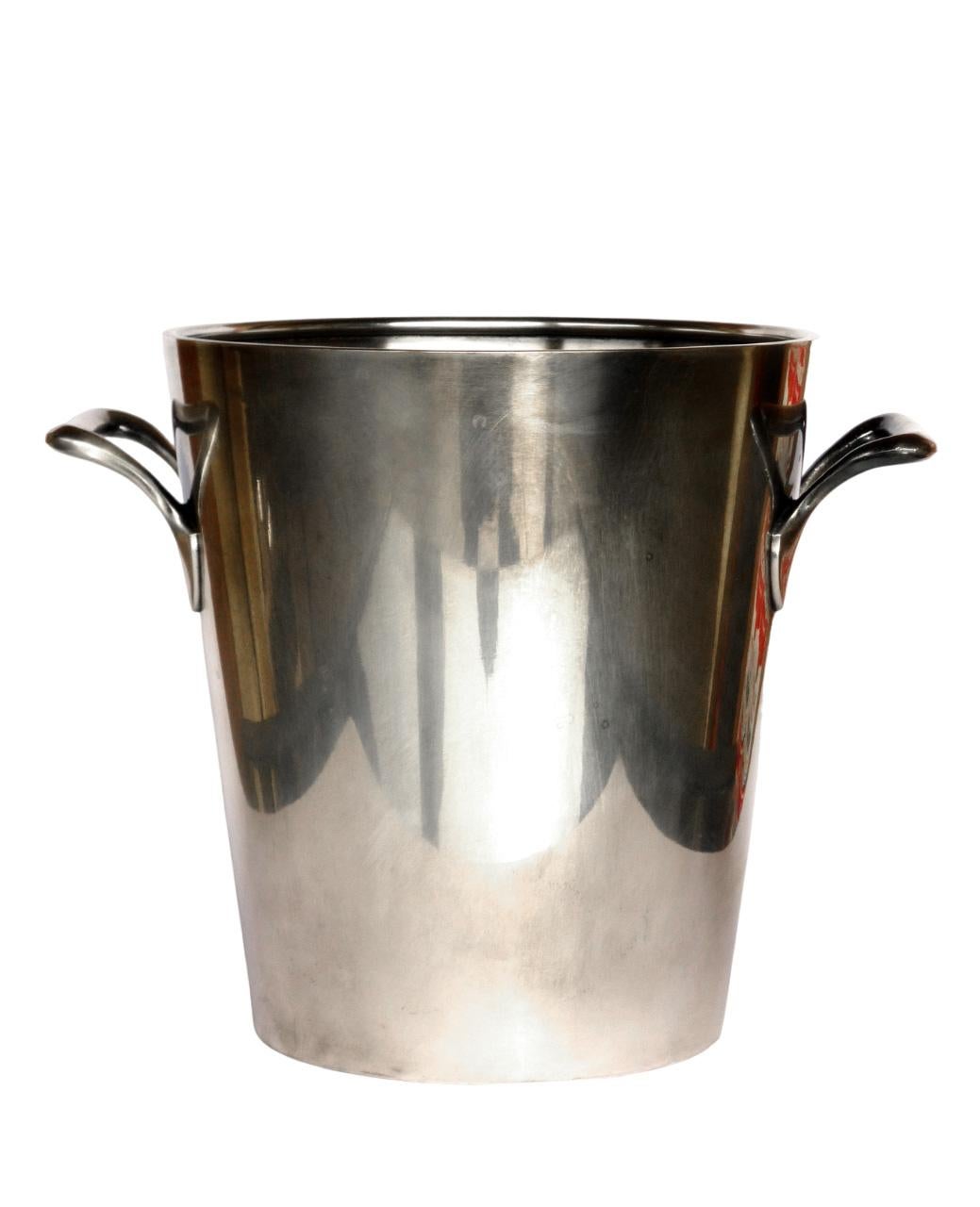 Enfriador de vino
Arthur Krupp
1930

Metal plateado
Muy buen estado

Diámetro con asas: 27 cm
