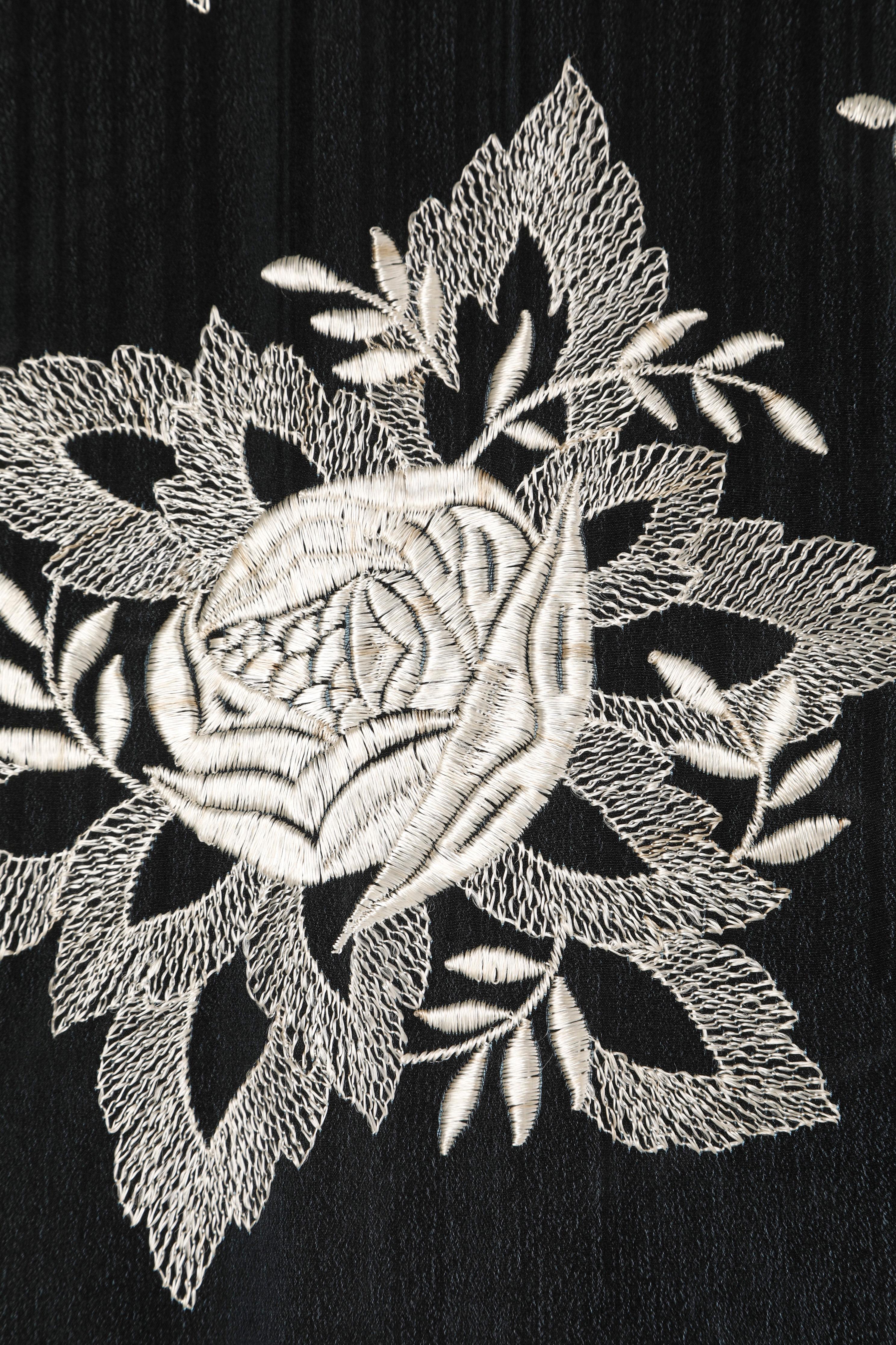 1930 Schwarzer Seidenschal mit Fransen und  weiße, seidengestickte Blumen. 
Größe: 125 cm X 125 cm 
Fransen: 50 cm 
