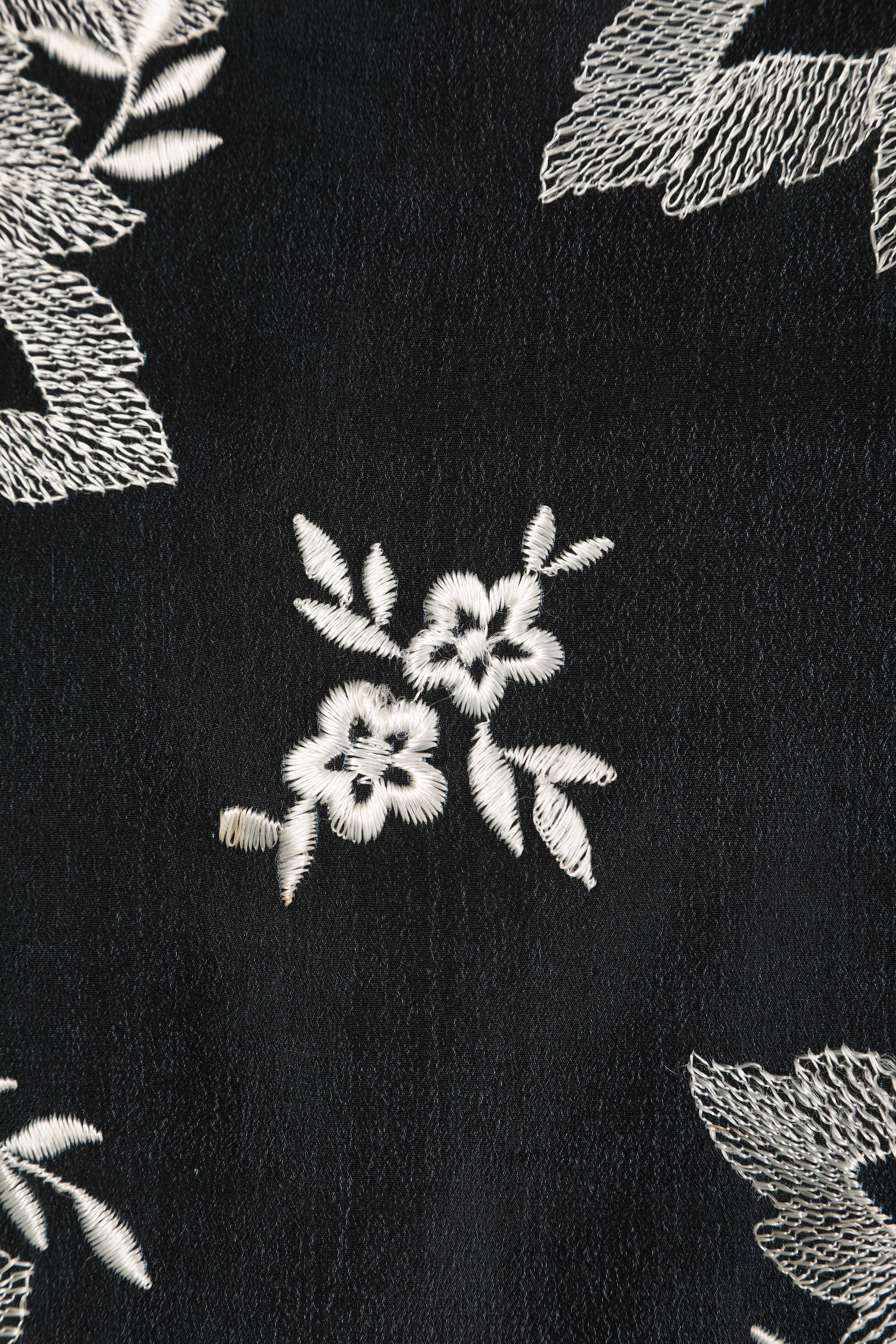 Schwarzer Seidenschal mit Fransen und Fransen in Schwarz  Weiße bestickte Blumen aus weißer Seide  für Damen oder Herren im Angebot