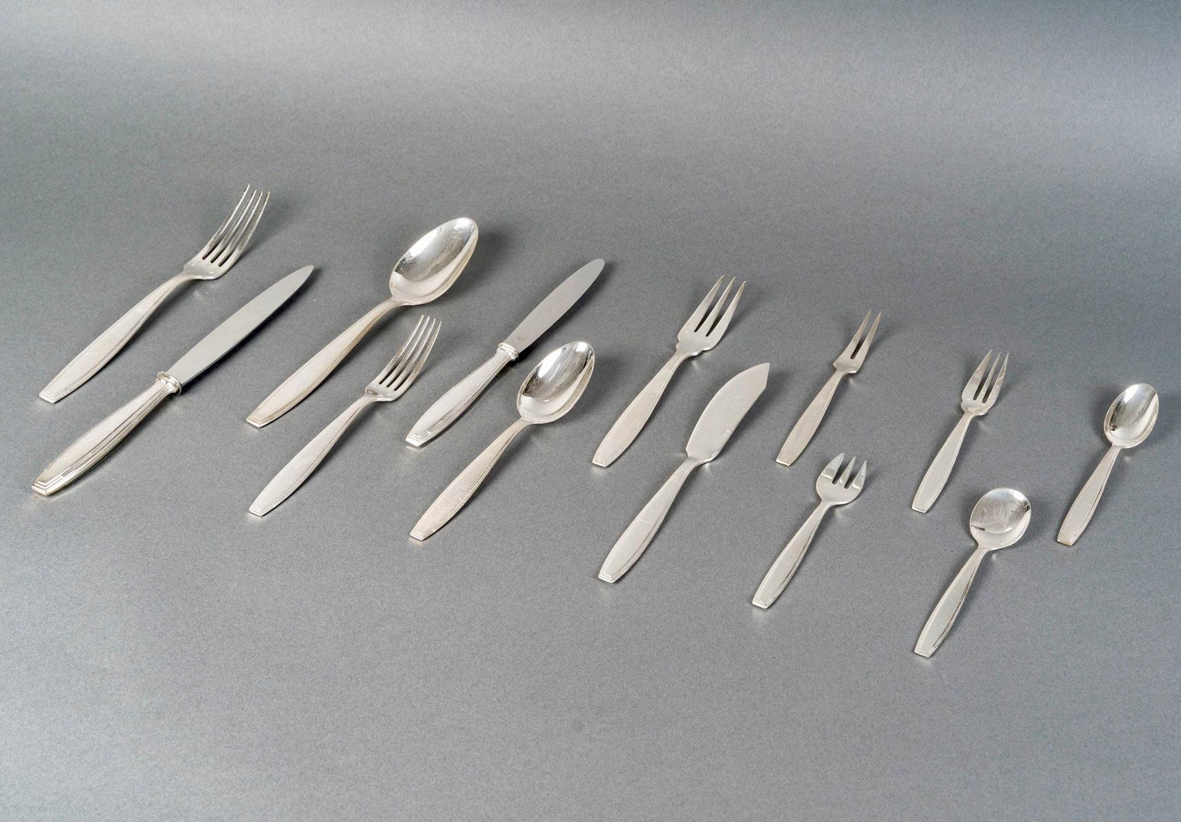 Set di posate Art Deco in argento massiccio Minerva 1st Titre 950/1000 di Boulenger degli anni Trenta.

Set per 12 persone composto da 180 pezzi:
- 12 forchette da tavolo
- 12 coltelli da tavola
- 12 cucchiai da tavola
- 12 forchette da