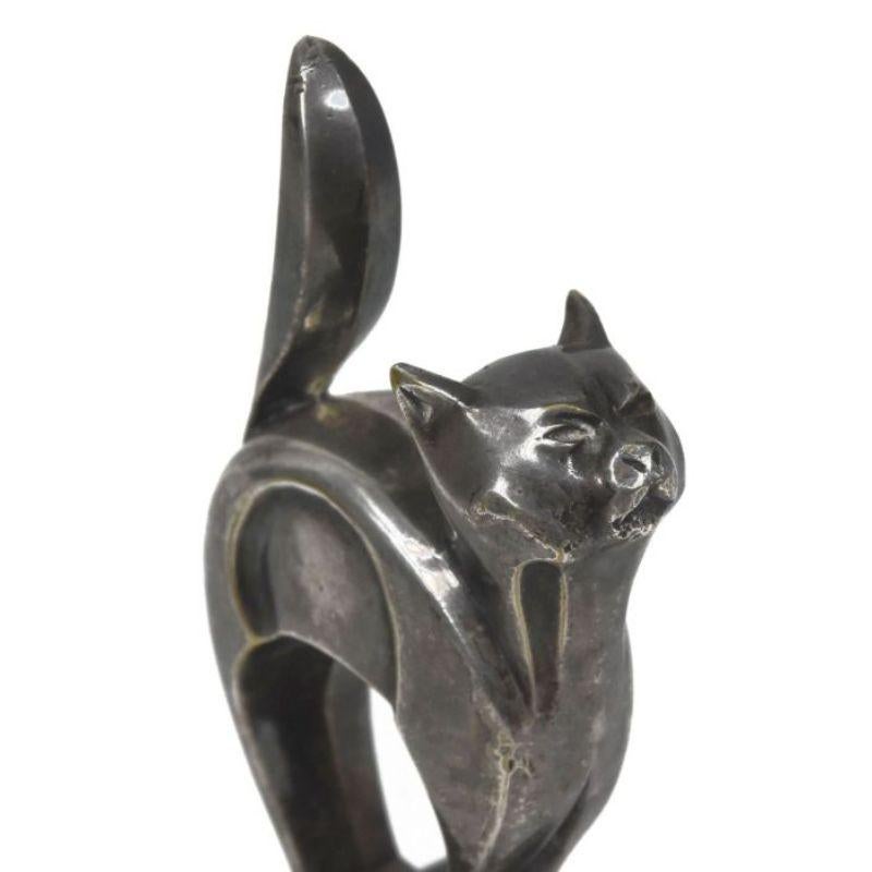 Bouchon de radiateur ou mascotte de voiture en bronze 1930 avec chats patine argentée base portor modèle par Henri Molins de dimension hauteur 18 cm pour 7x7 cm.

Informations complémentaires :
Matériau : Bronze
Artistics : Irenee Rochard.