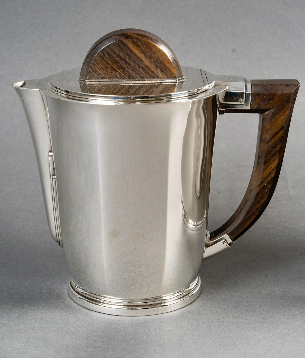 Servizio da tè e caffè Art Deco in argento e palissandro di Cardeilhac Christofle creato negli anni '30. 

Servizio che comprende:
- una caffettiera 
- una teiera
- un bricco per il latte
- una zuccheriera

Minerve in argento massiccio 950/1000