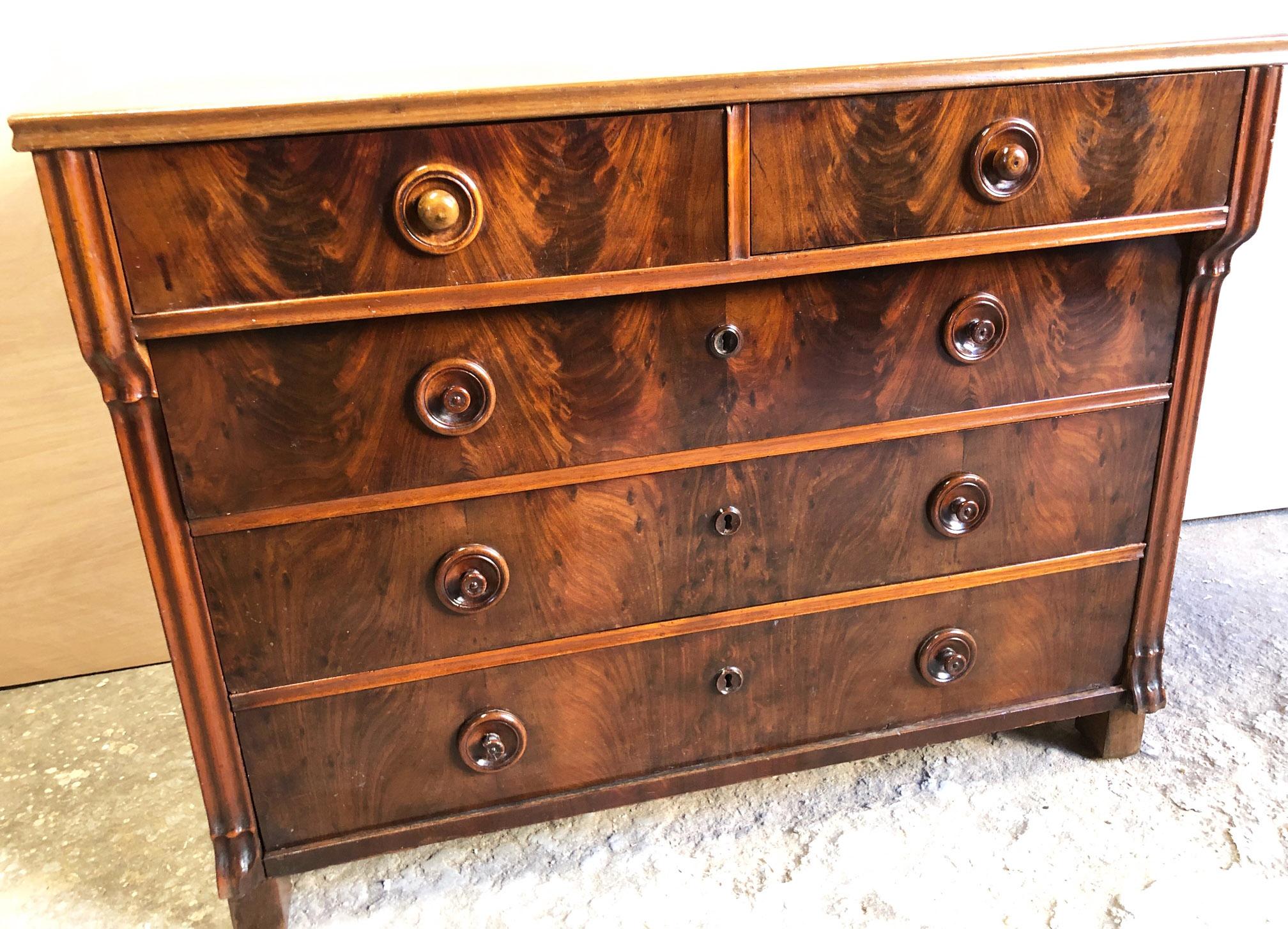 Chest of drawers in Italian walnut from 1930, original, with 5 drawers
Wooden handles
Coming from a country house in Pisa.

To find out the cost of transport to USA etc write a message indicating the delivery city.
 