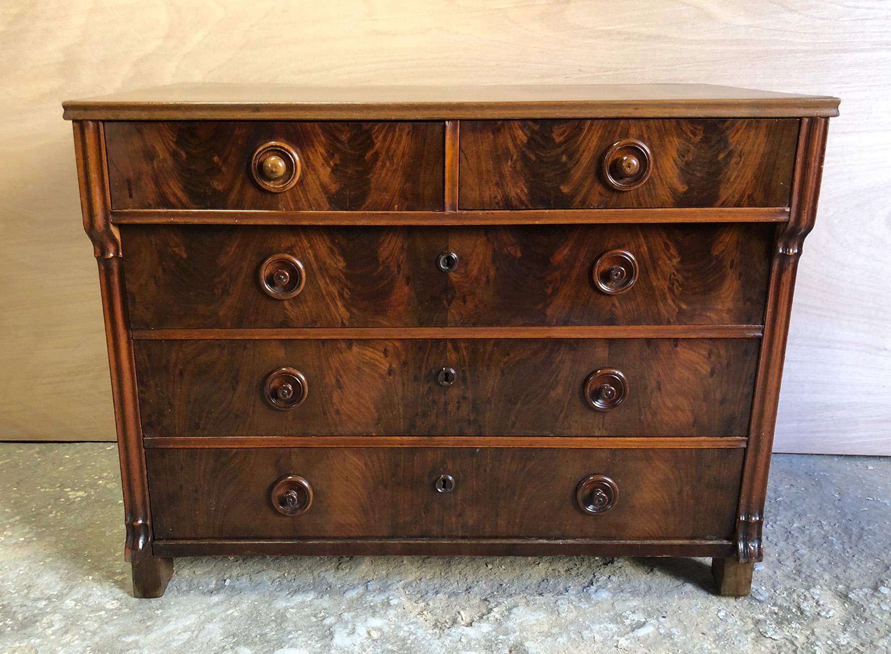 1930 Chest of Drawers in Italian Walnut Original 5 Drawers Honey Color In Good Condition In Buggiano, IT