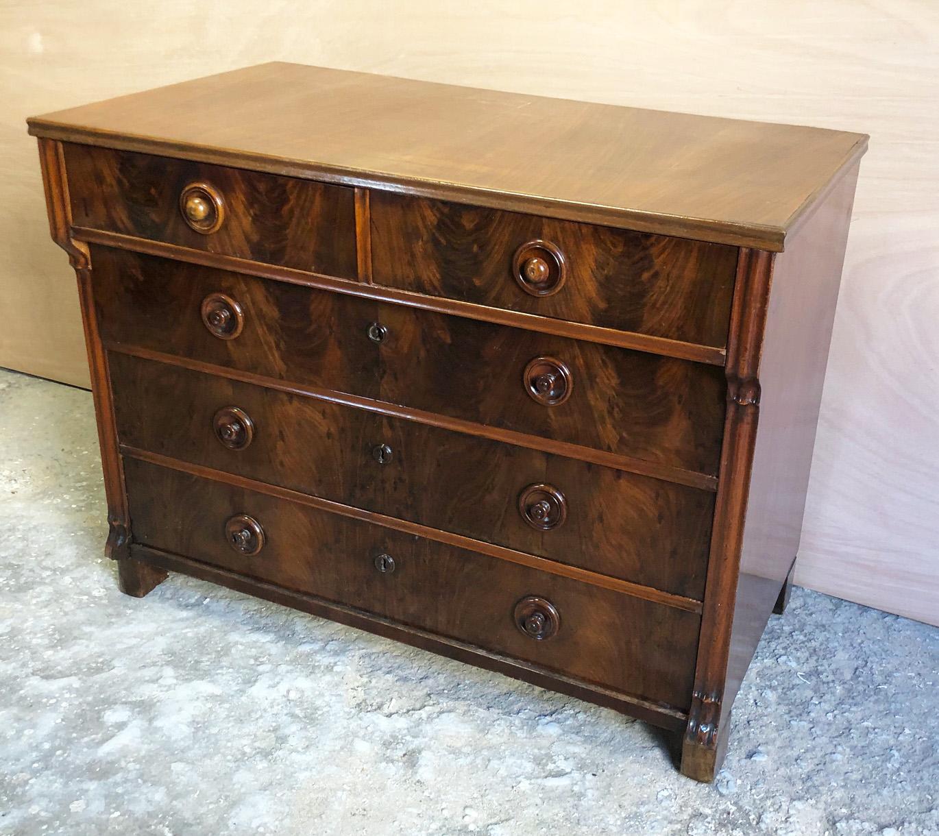 1930 Chest of Drawers in Italian Walnut Original 5 Drawers Honey Color 1