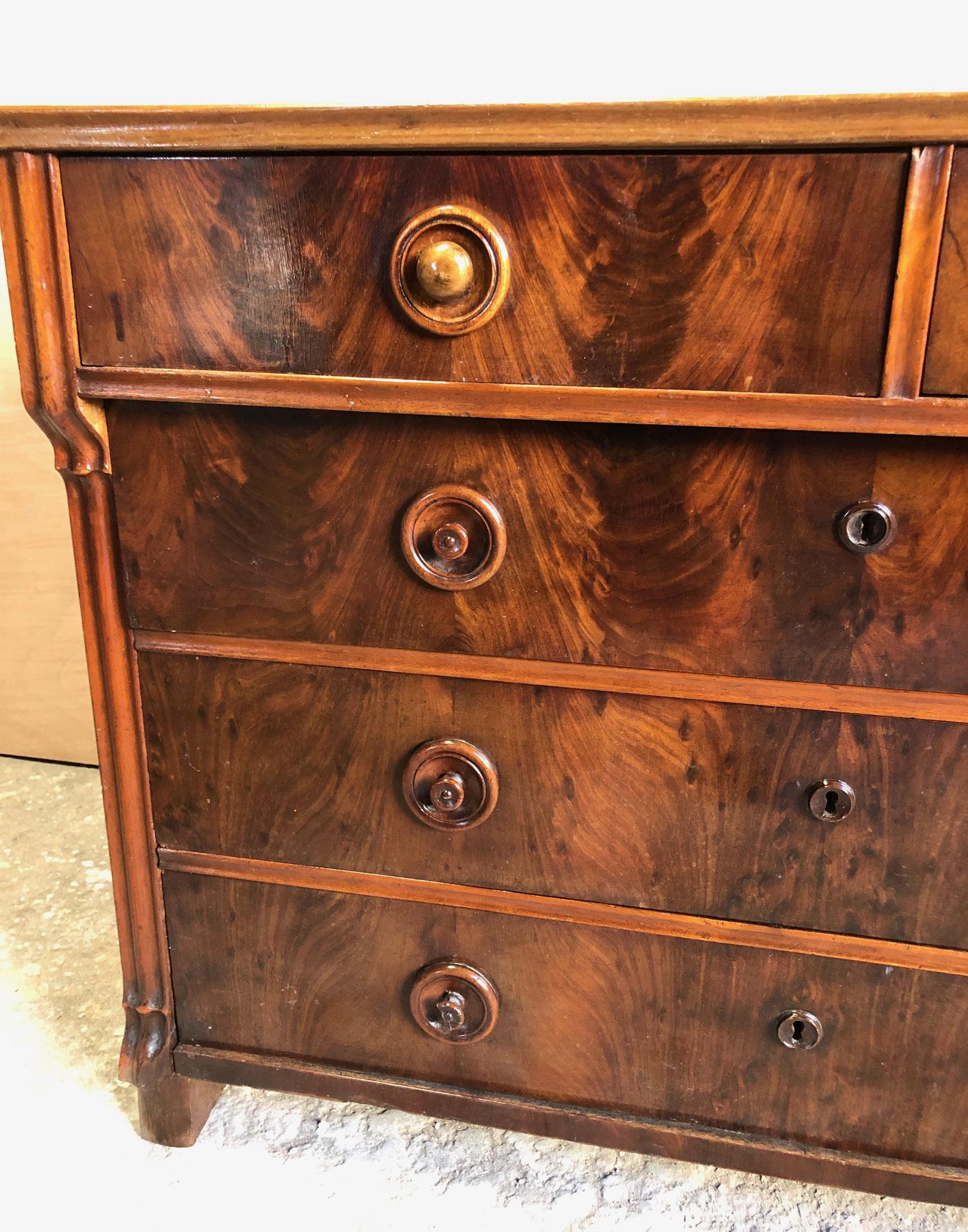 1930 Chest of Drawers in Italian Walnut Original 5 Drawers Honey Color 2