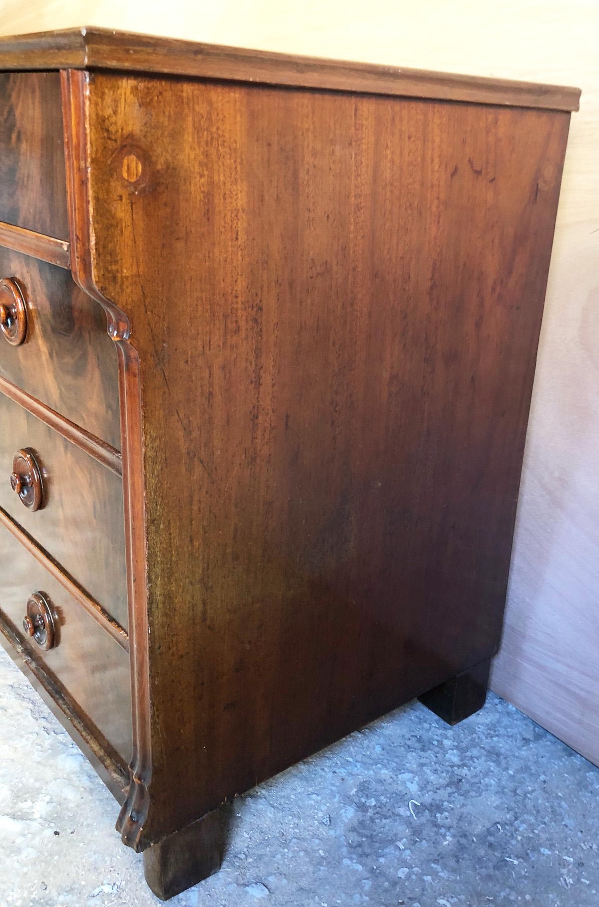 1930 Chest of Drawers in Italian Walnut Original 5 Drawers Honey Color 4
