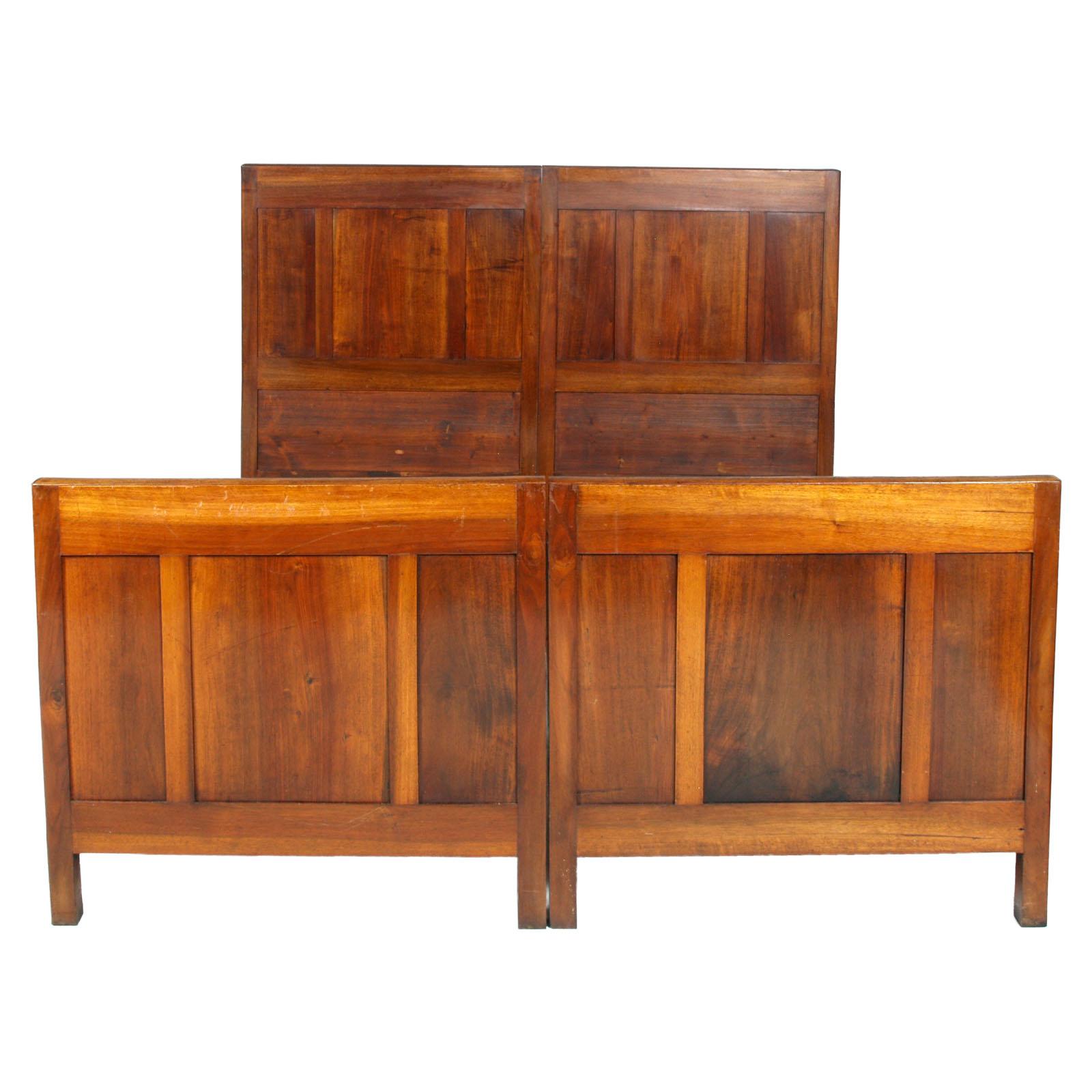 Robust 1930 country twin beds in solid cherrywood, art deco period, wax polished

Measure cm: H134/83 W176 D206 (internal 193 x 80).