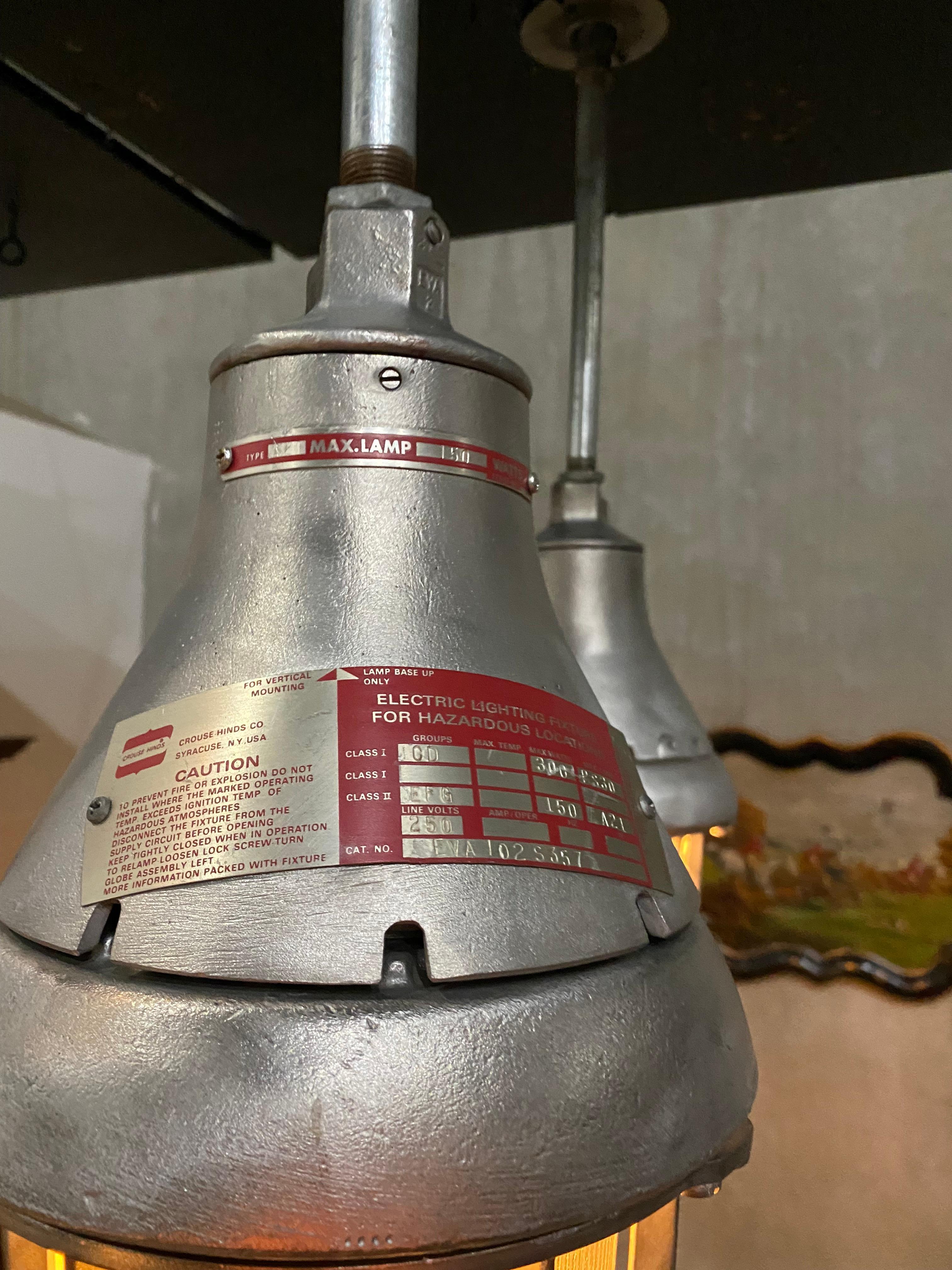 Paire de lampes industrielles Crouse-Hinds recâblées et approuvées CSA sur tuyau, prêtes à être accrochées .
Crouse-Hinds est un produit de base dans les installations industrielles en Amérique.

Il est possible de modifier la longueur du tuyau