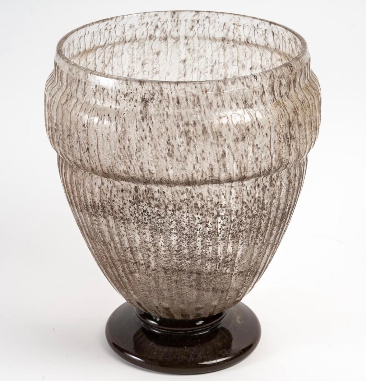 Vase made acid-etched glass.
Engraved signature on the base.

Perfect condition 

Height: 23,5 cm
Diameter : 18,5 cm.