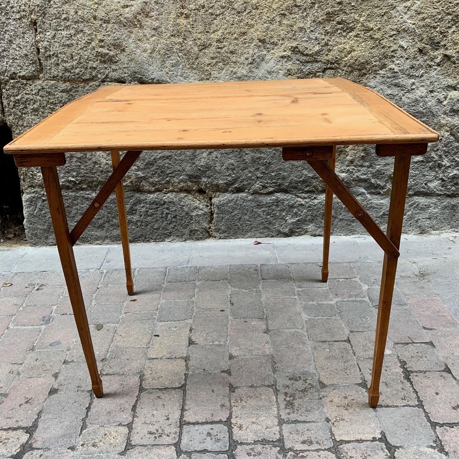 Folding game table from the 30s, by the French house H.J.Linton, the esata table made of fruit wood and when folded measures 76 cm long x 38 cm, at the bottom they have the signature in a metal sheet.