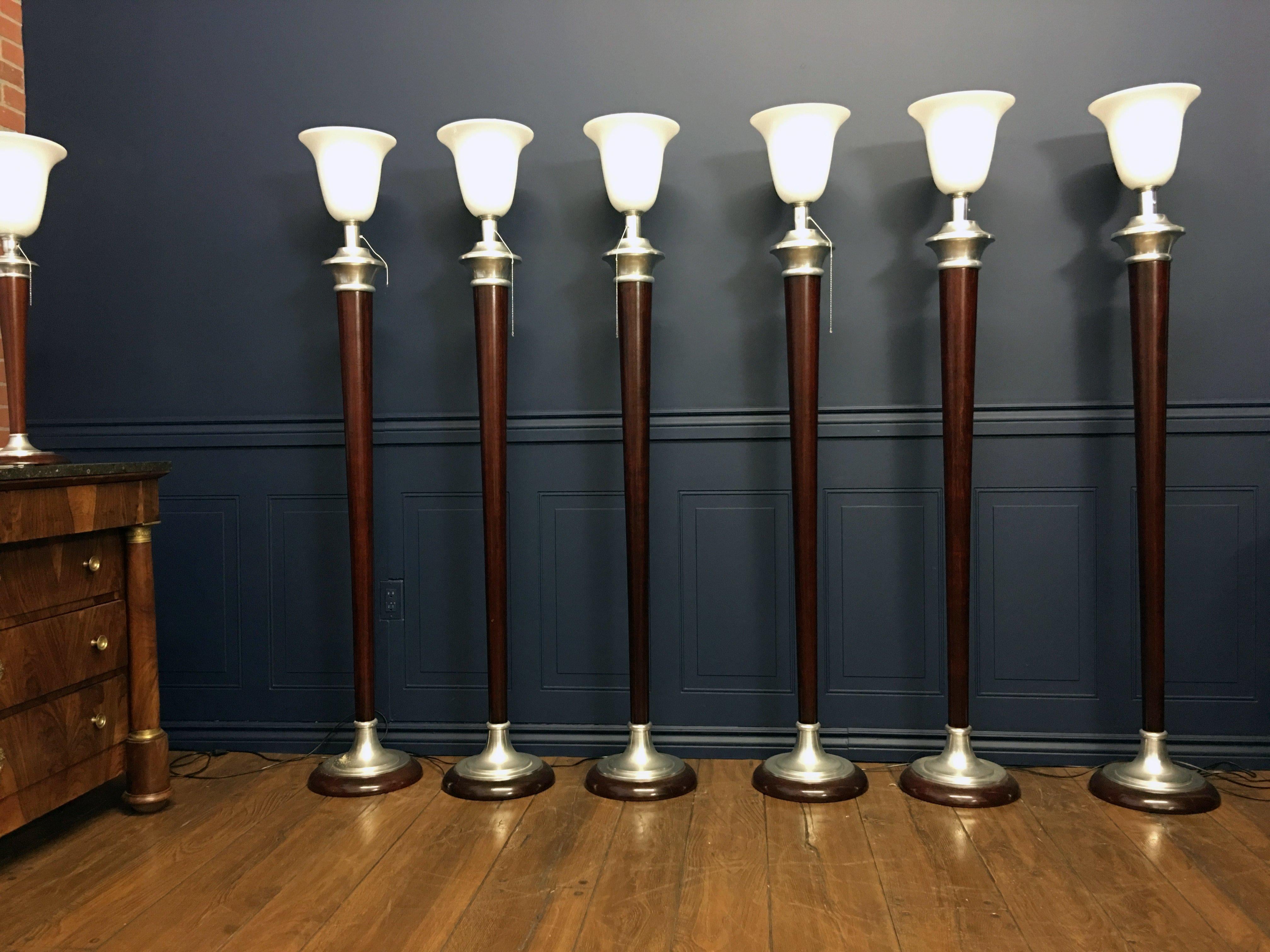 Ensemble de six rares lampadaires Mazda Art Déco français des années 1930 avec cachet d'origine de l'usine Mazda Lamps. Fabriqué en France. Elles sont dotées d'un abat-jour en verre opaque (Opaline), de détails chromés et de bois d'acajou restauré.