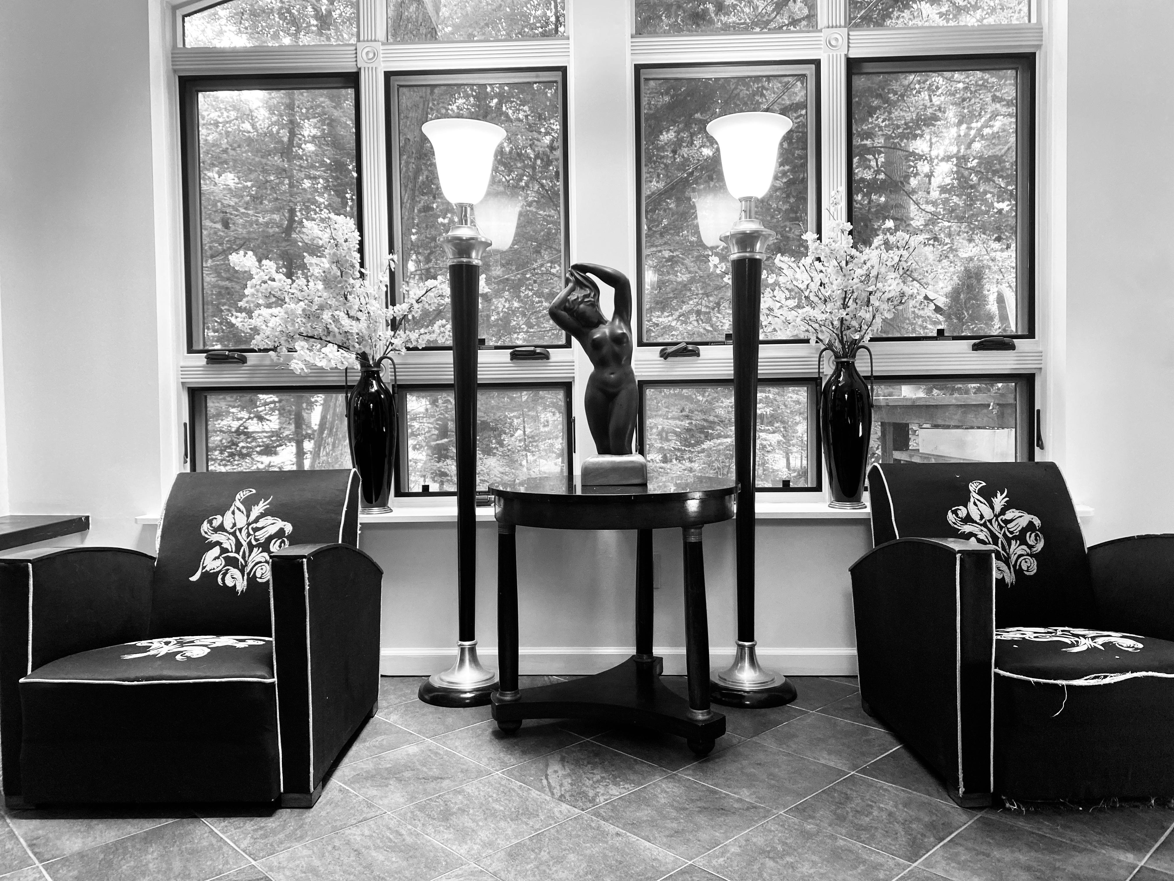 Lampadaires Mazda Art Déco français de 1930, abat-jour opalin, ensemble de 6 torchères Bon état - En vente à Brooklyn, NY