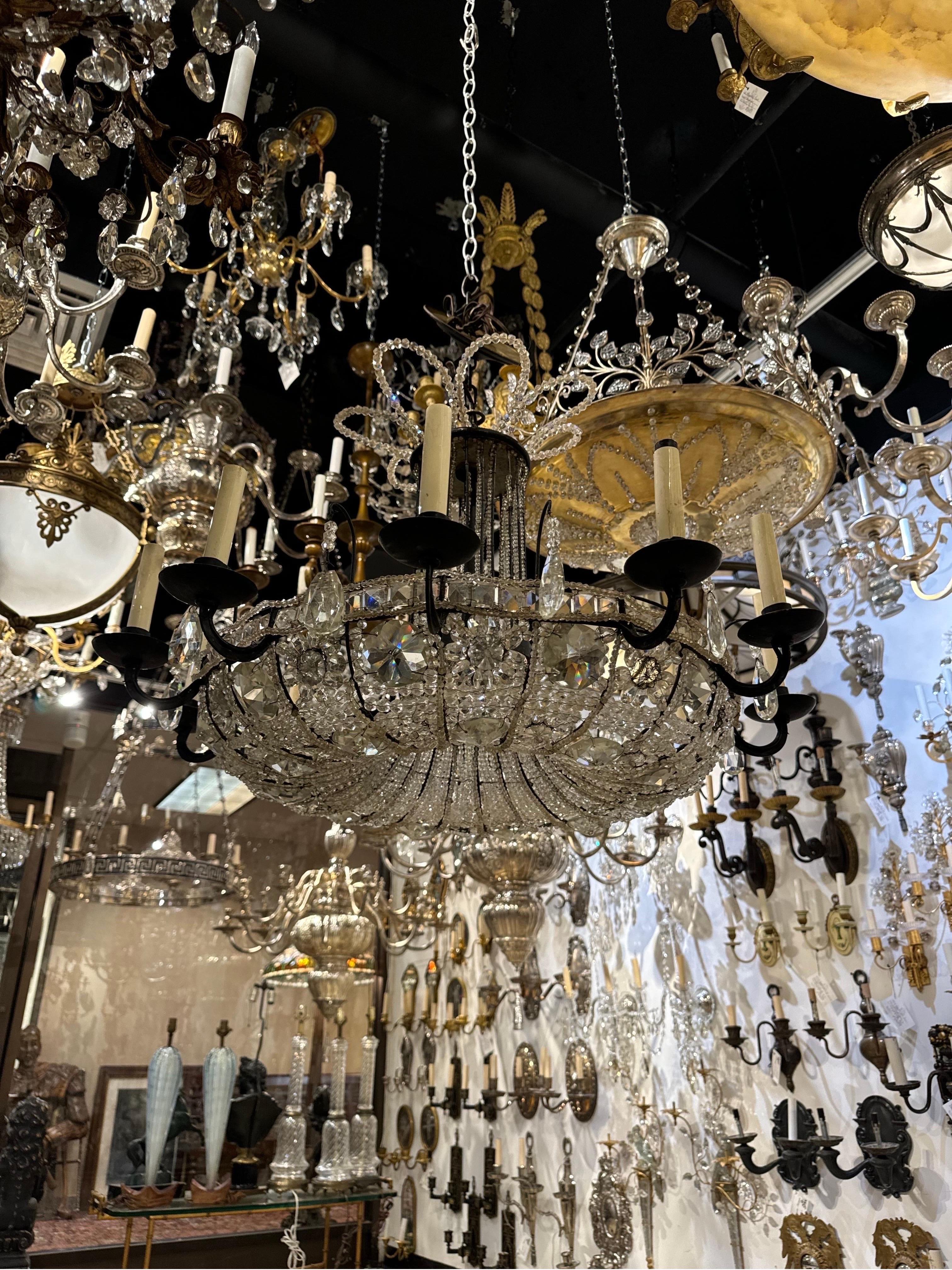 Stile provenzale 1930 Lampadario francese di cristallo con perline a 11 luci in vendita