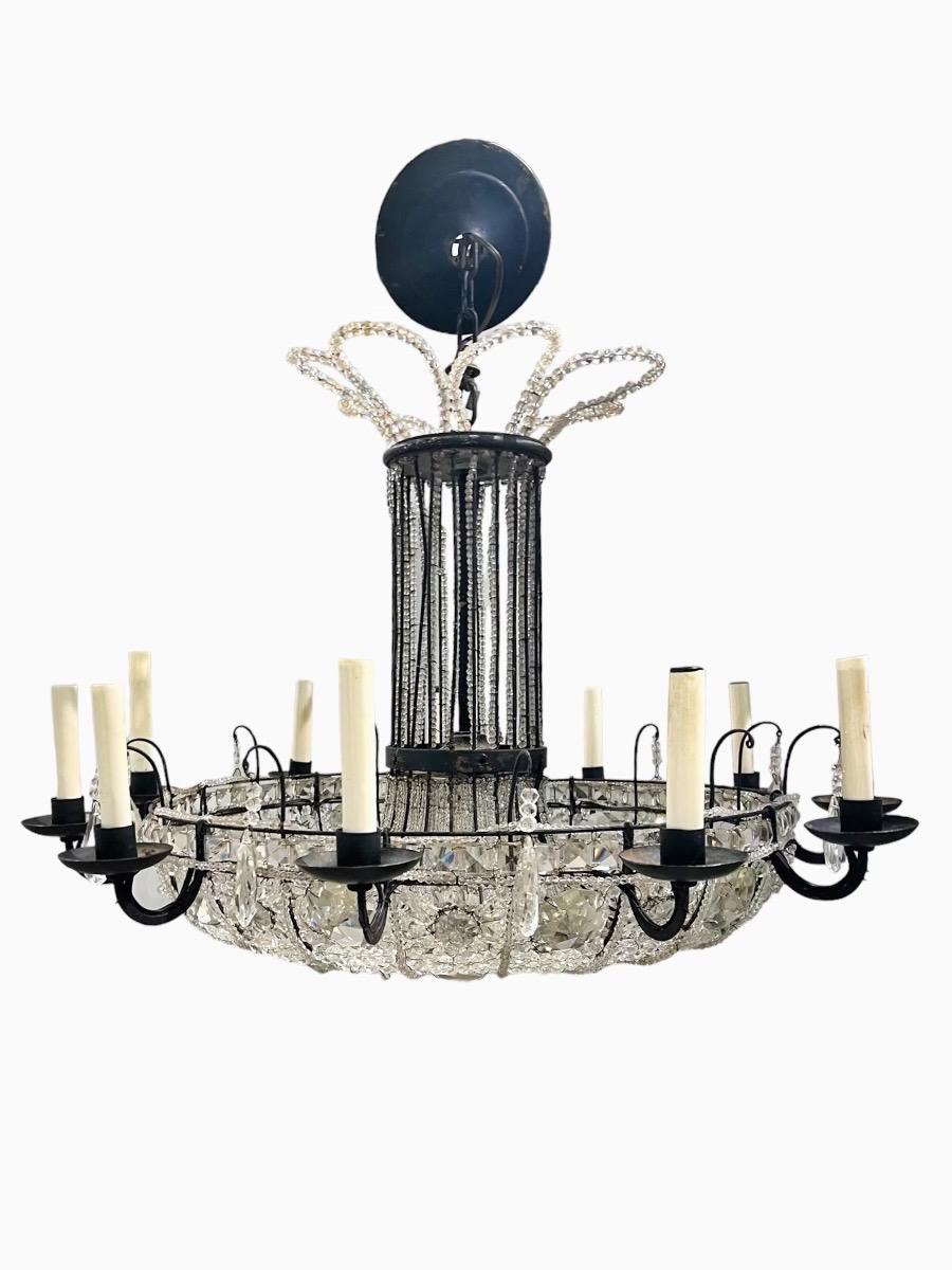 1930 Lampadario francese di cristallo con perline a 11 luci In condizioni buone in vendita a New York, NY