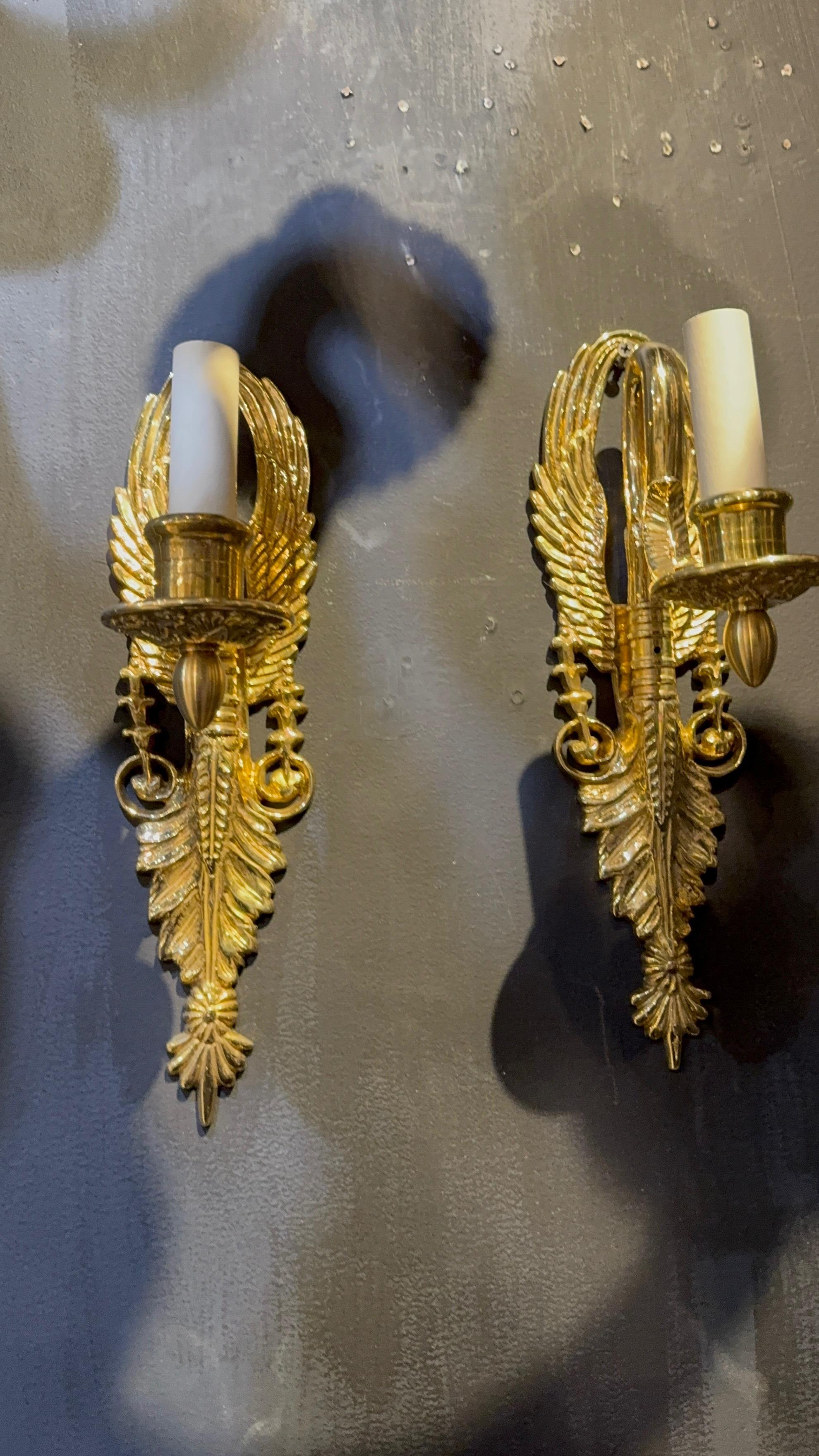 Coppia di oggetti degli anni '30  Applique in bronzo dorato stile impero francese con teste di cigno, una luce