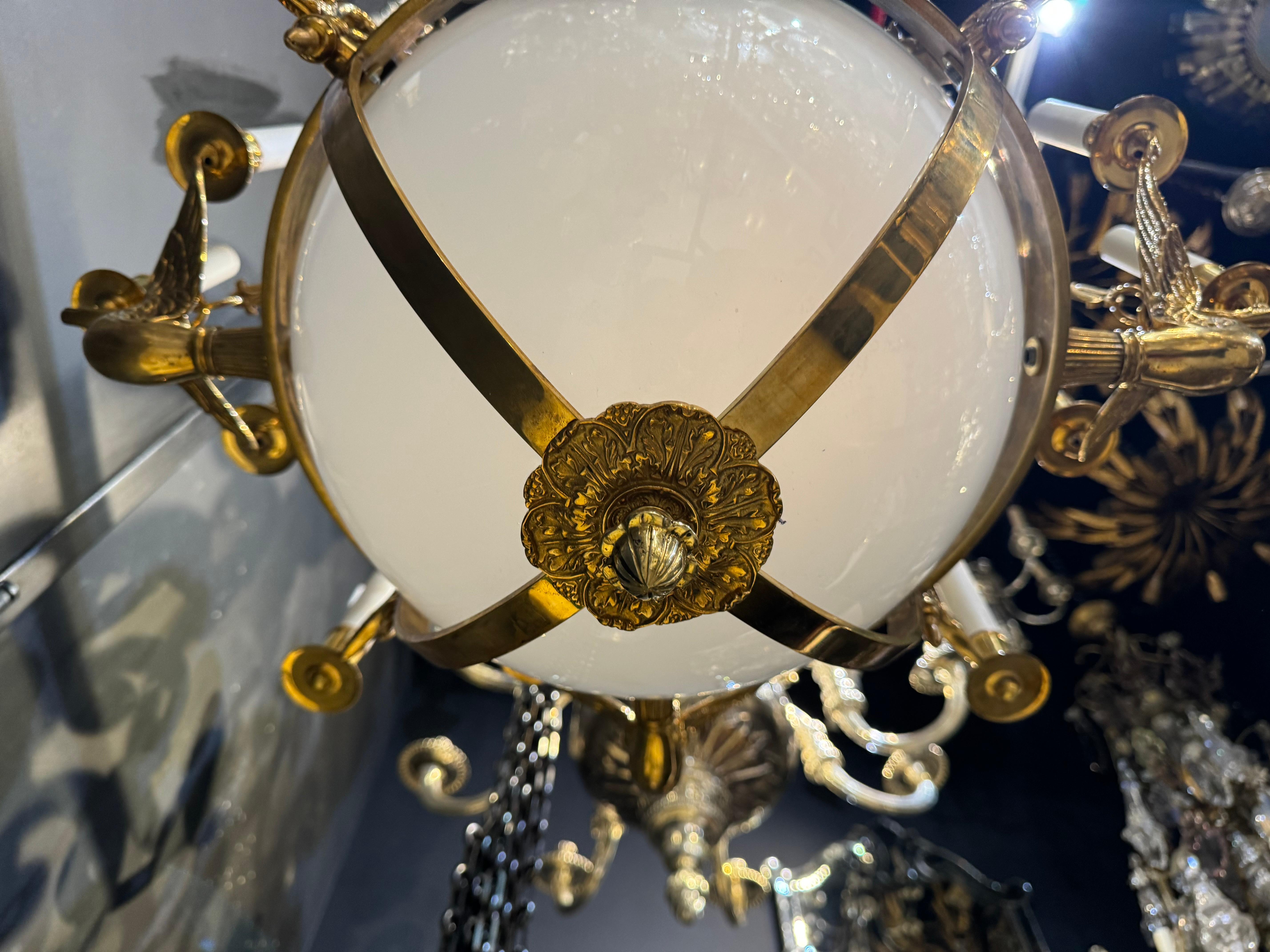 Stile impero Lampadario French Empire con vetro opalino 16 luci in vendita