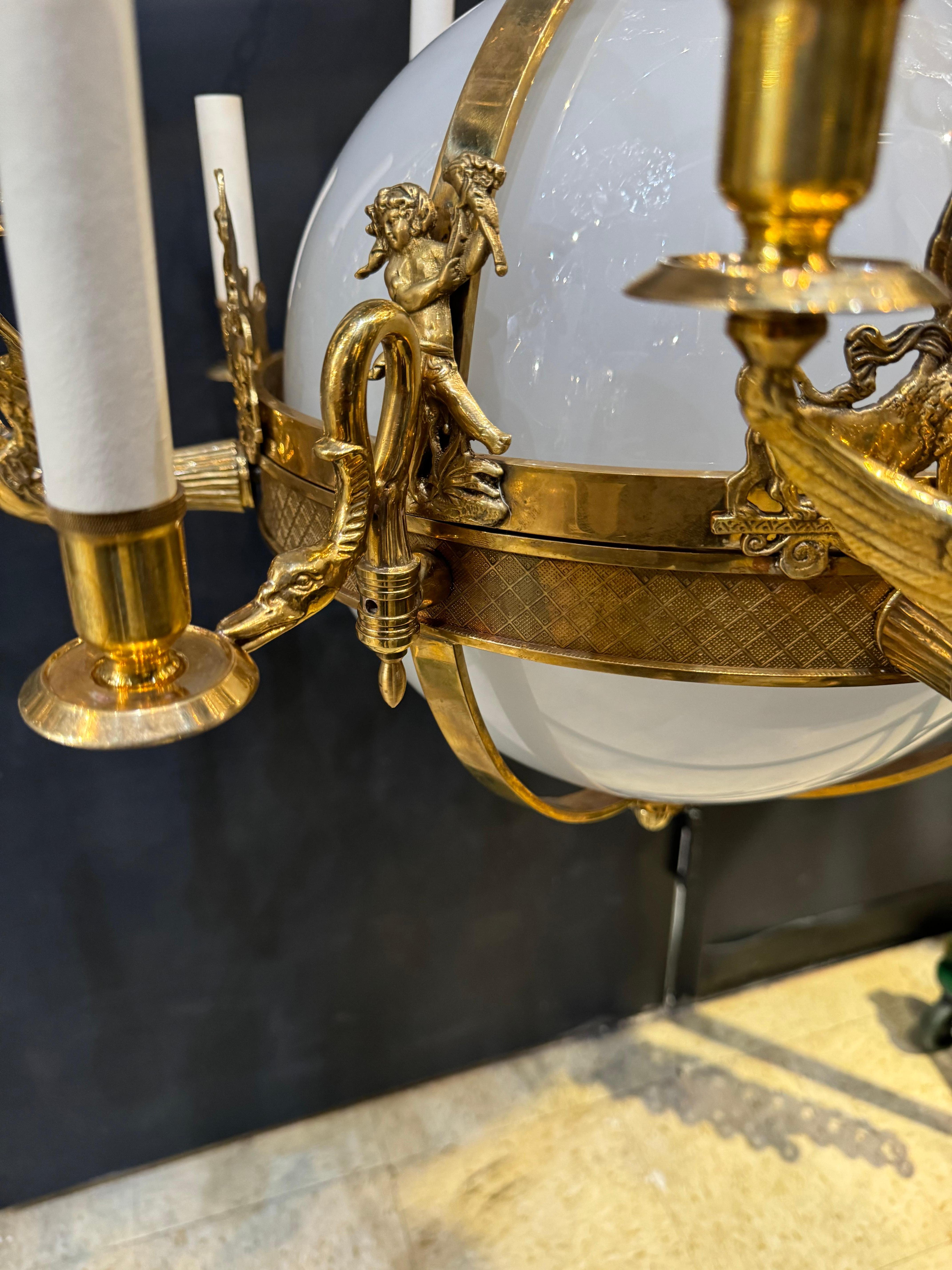Francese Lampadario French Empire con vetro opalino 16 luci in vendita