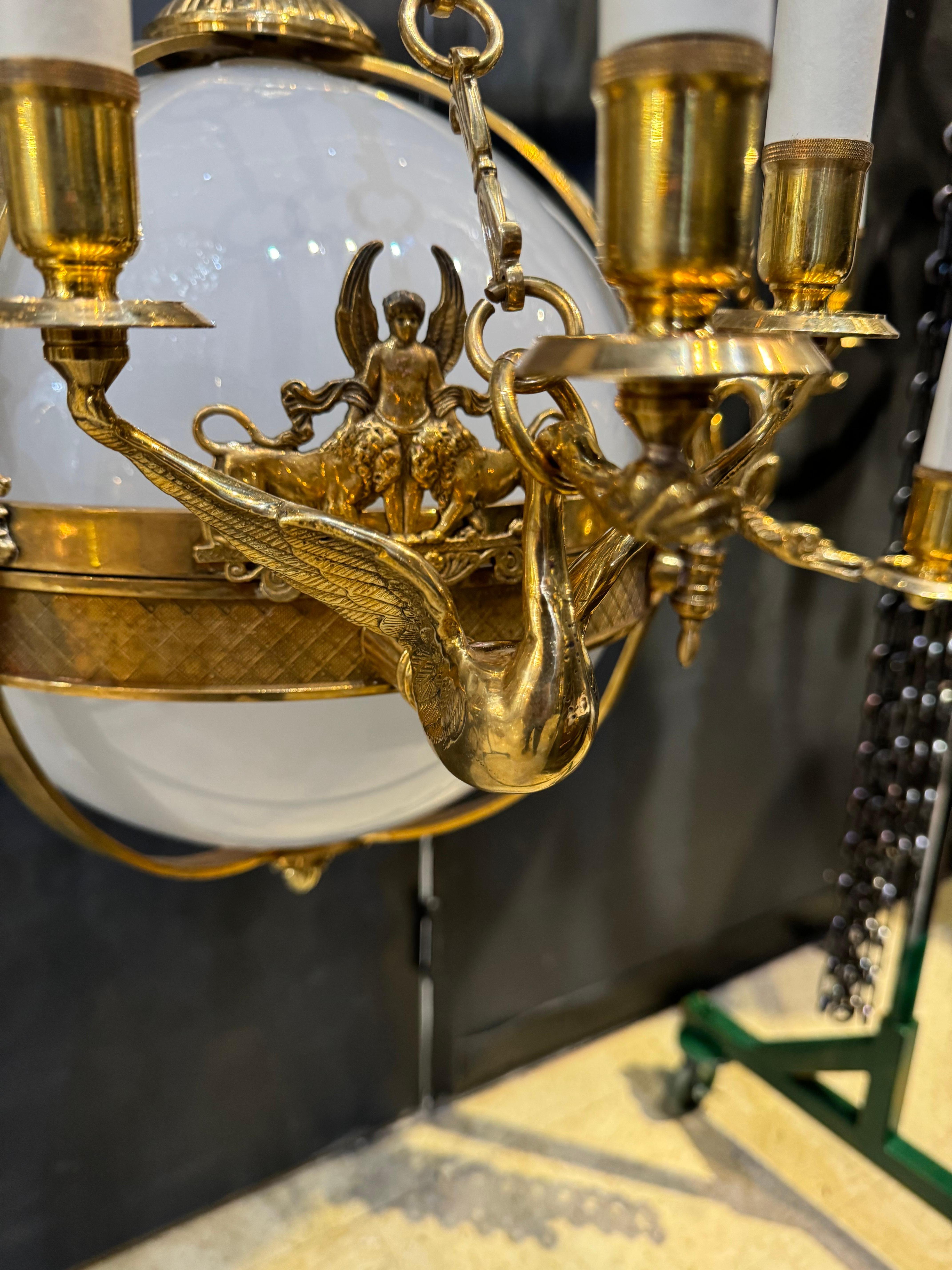 Lampadario French Empire con vetro opalino 16 luci In condizioni buone in vendita a New York, NY