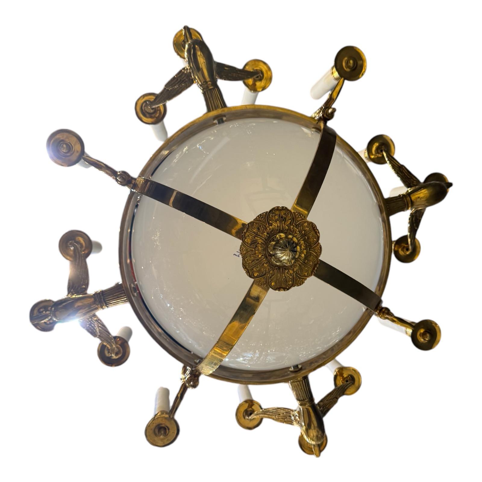 Metà XX secolo Lampadario French Empire con vetro opalino 16 luci in vendita