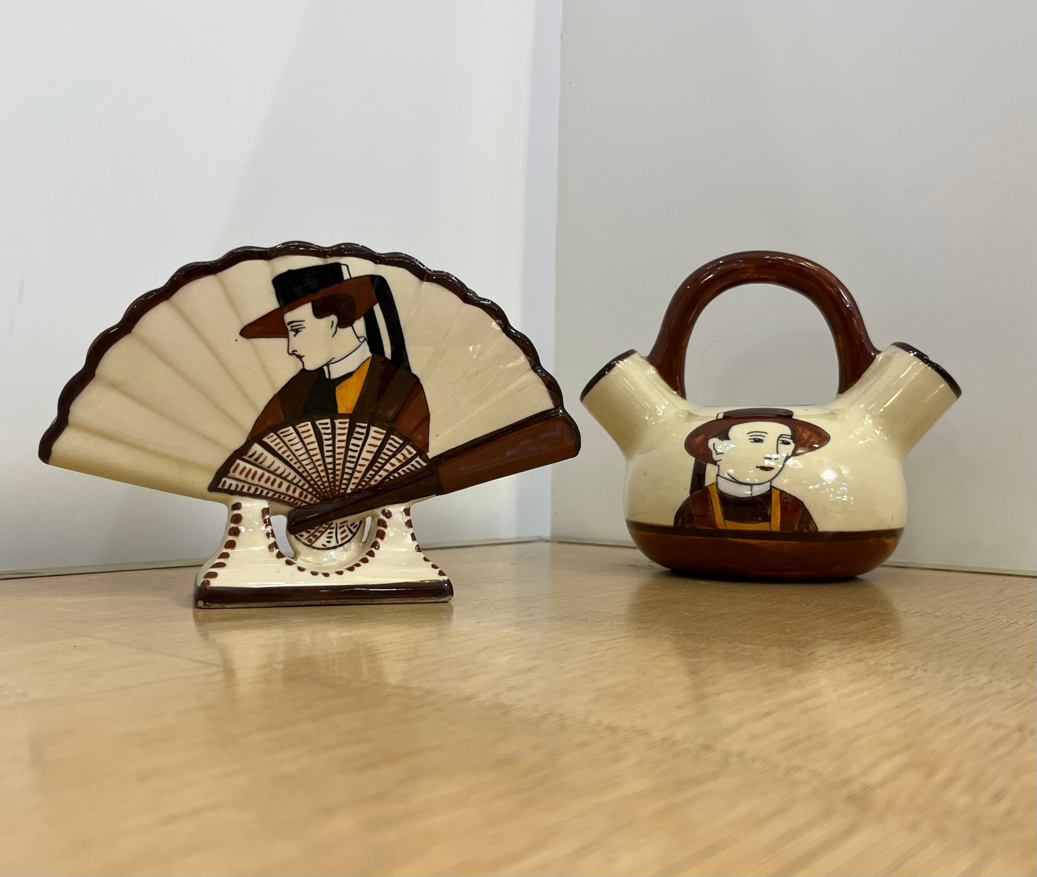 1930 Französisch Henriot Quimper Fayence Handle Dual Auslauf Gelb Topf Mann Frau Dekor im Angebot 5