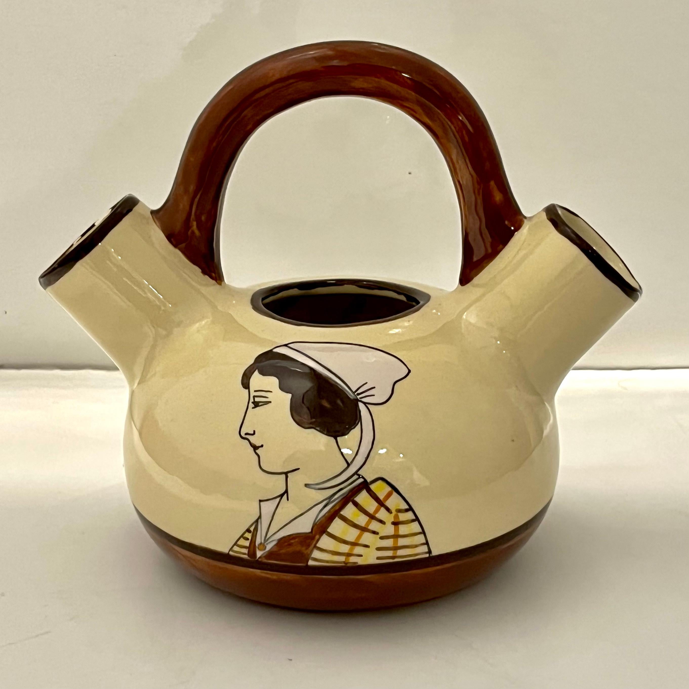 1930 Französisch Henriot Quimper Fayence Handle Dual Auslauf Gelb Topf Mann Frau Dekor im Angebot 6