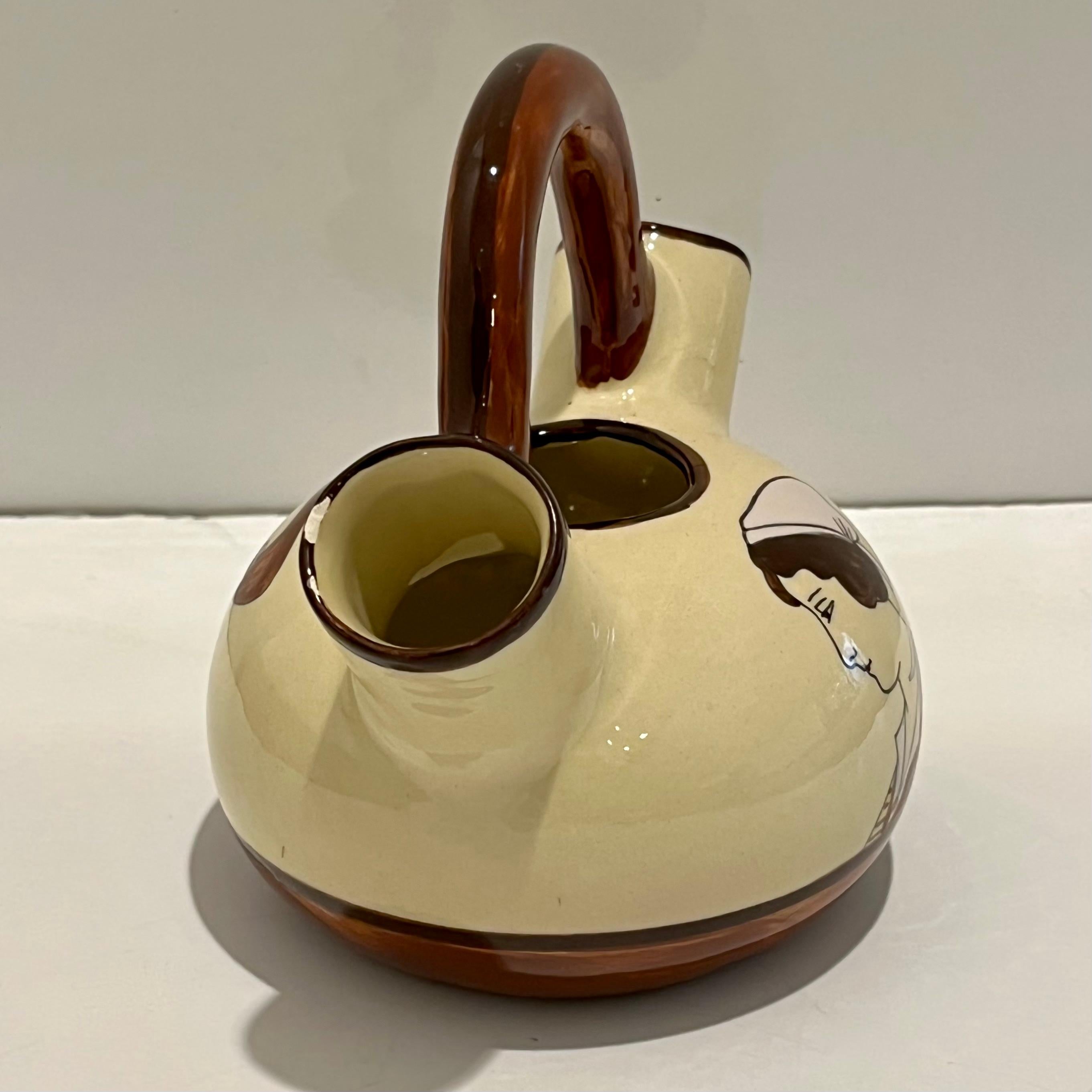 1930 Französisch Henriot Quimper Fayence Handle Dual Auslauf Gelb Topf Mann Frau Dekor im Angebot 7