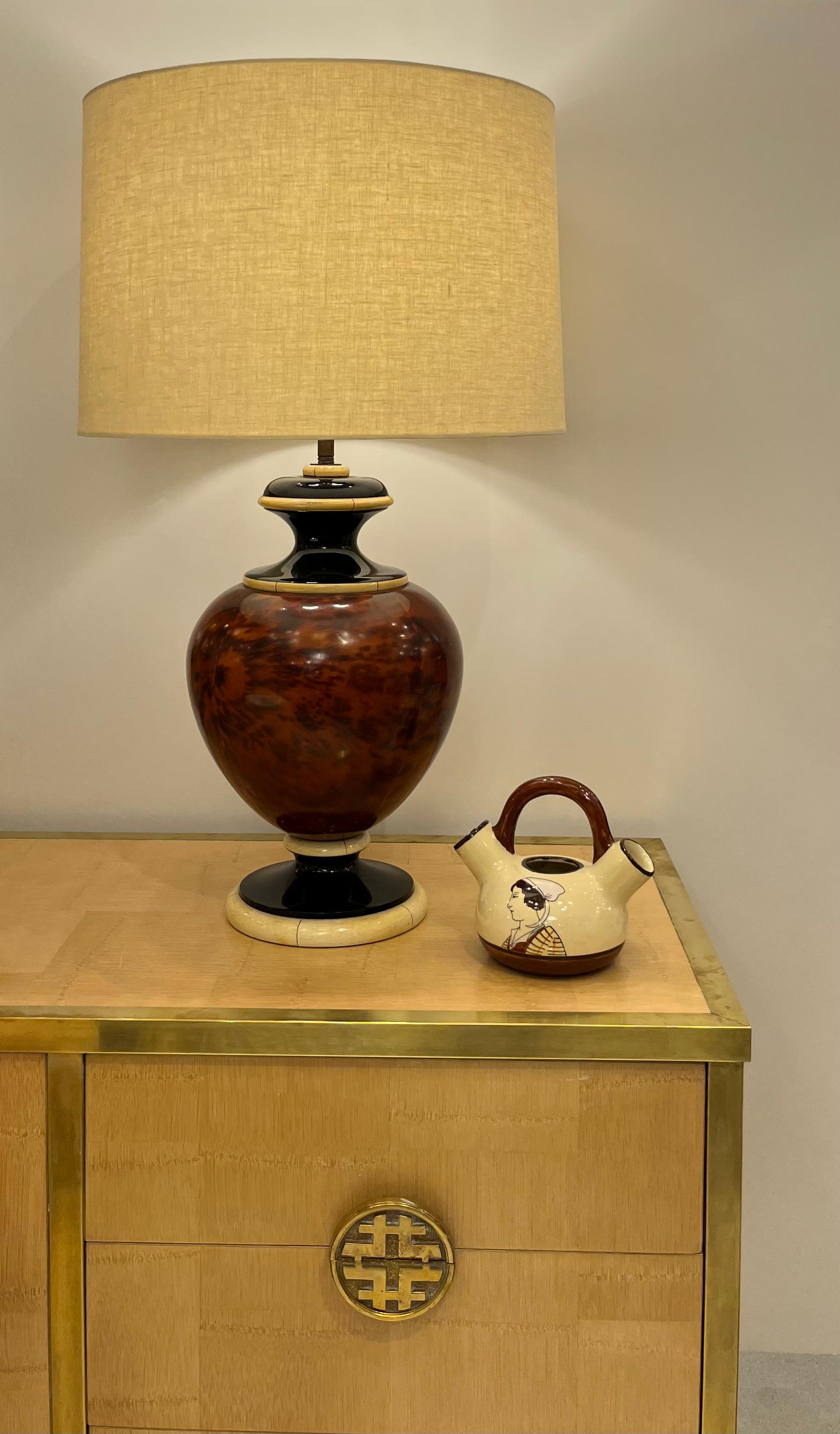 1930 Französisch Henriot Quimper Fayence Handle Dual Auslauf Gelb Topf Mann Frau Dekor (Handgefertigt) im Angebot