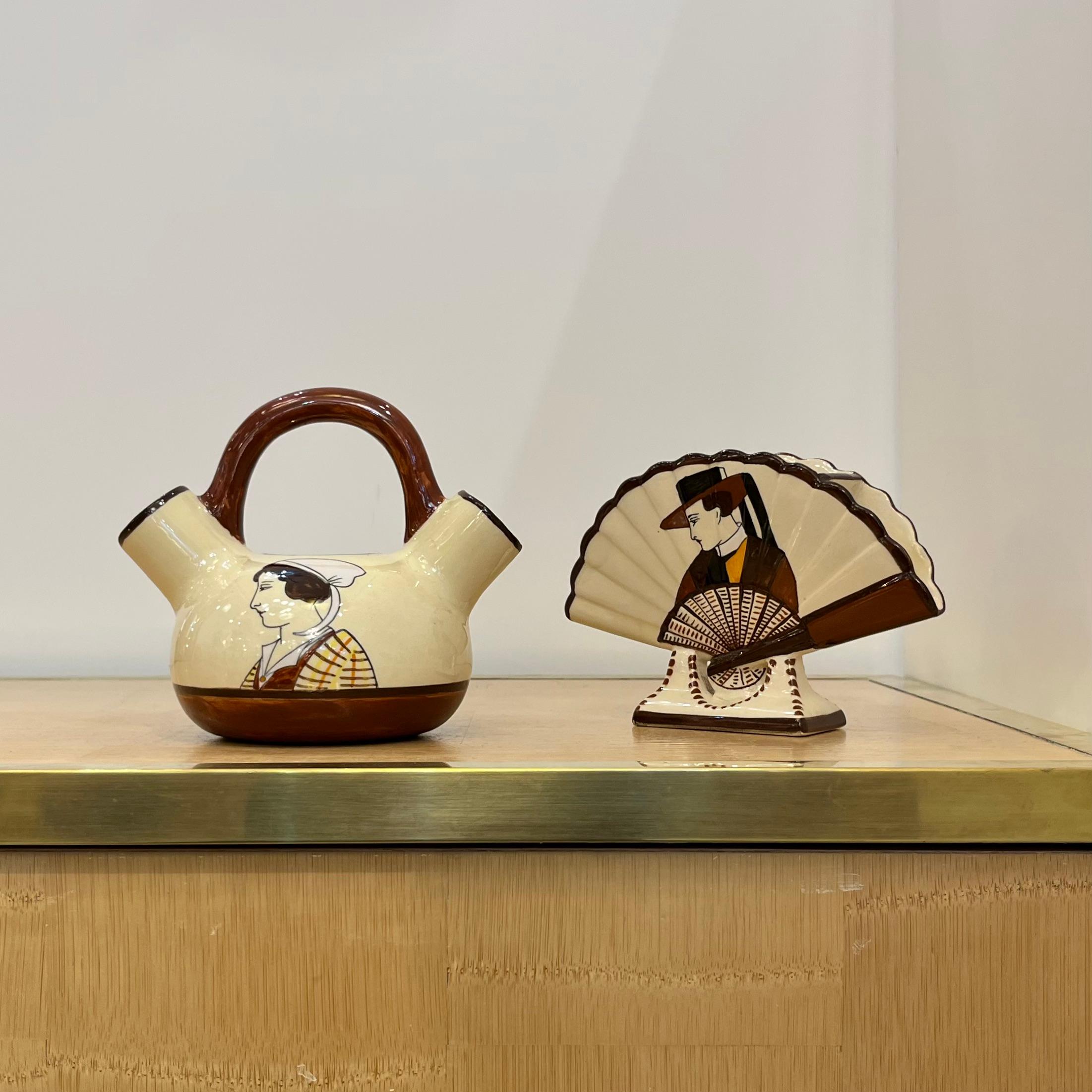 1930 Französisch Henriot Quimper Fayence Handle Dual Auslauf Gelb Topf Mann Frau Dekor im Zustand „Gut“ im Angebot in New York, NY